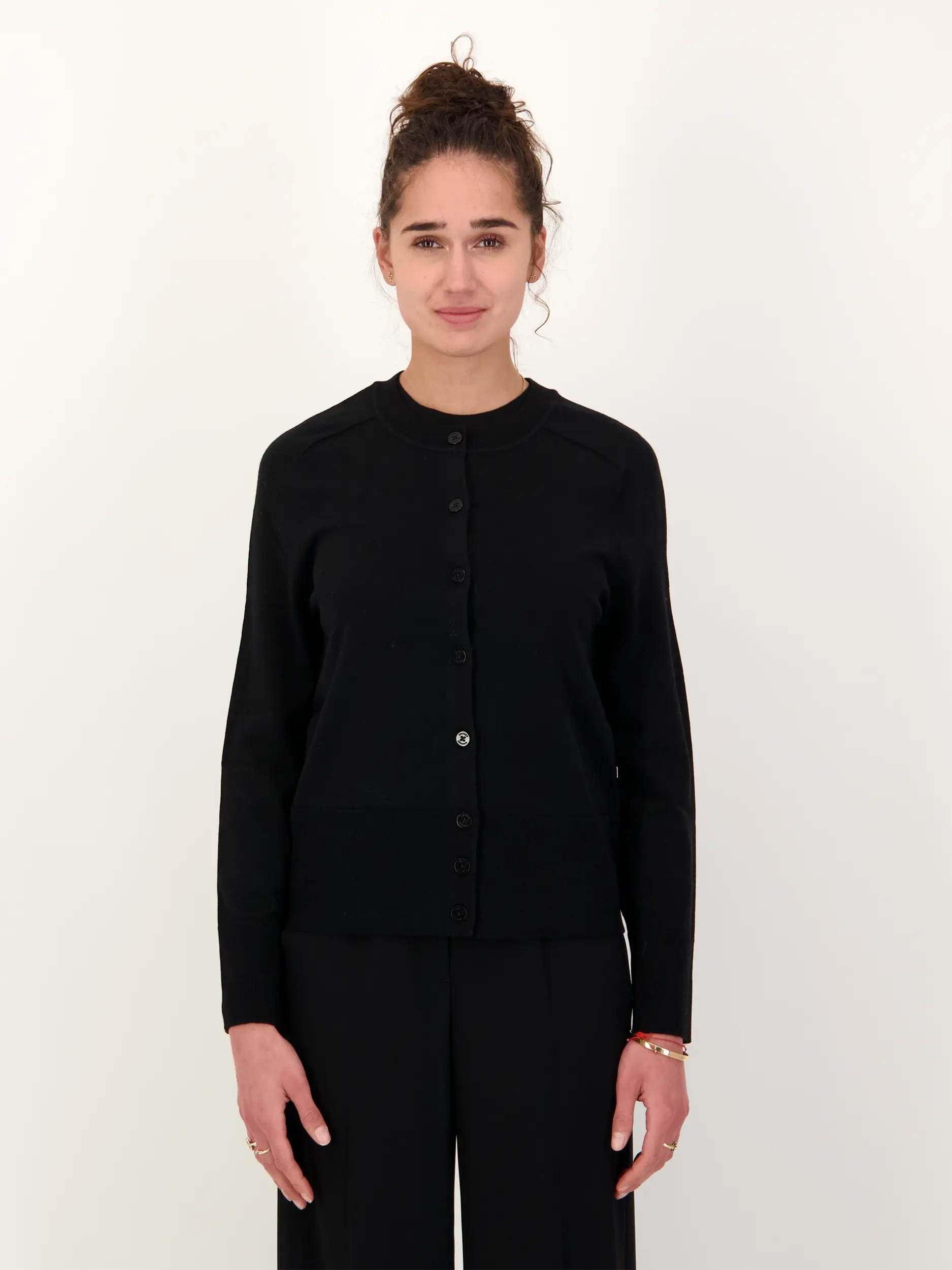 Strickjacke 'Ilma' aus Wolle  - Artikel Vorderseite getragen von einem Modell - Farbe: Schwarz