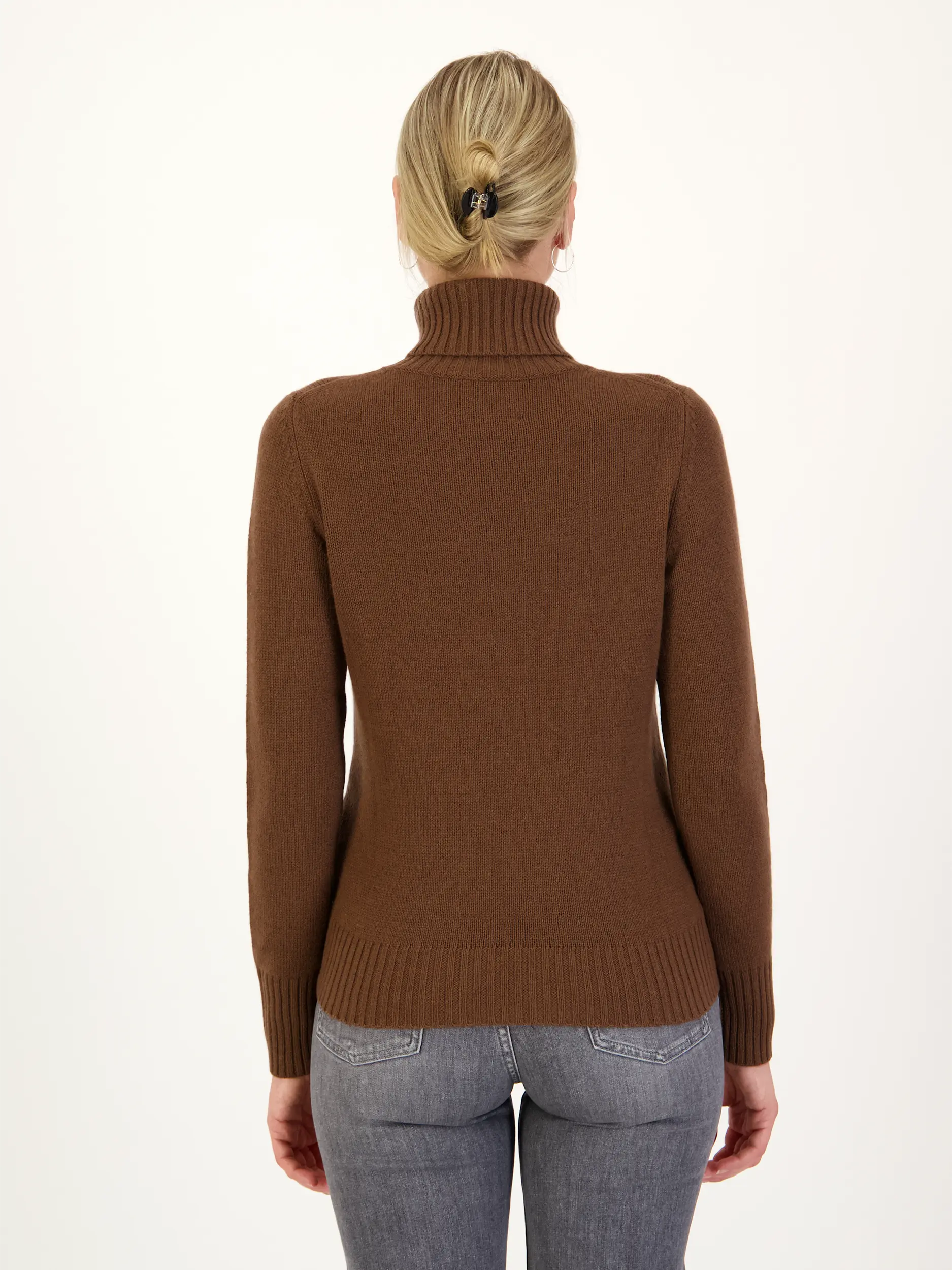 Rollkragenpullover aus Kaschmir langarm - Artikel Rückseite getragen von einem Modell - Farbe: Braun