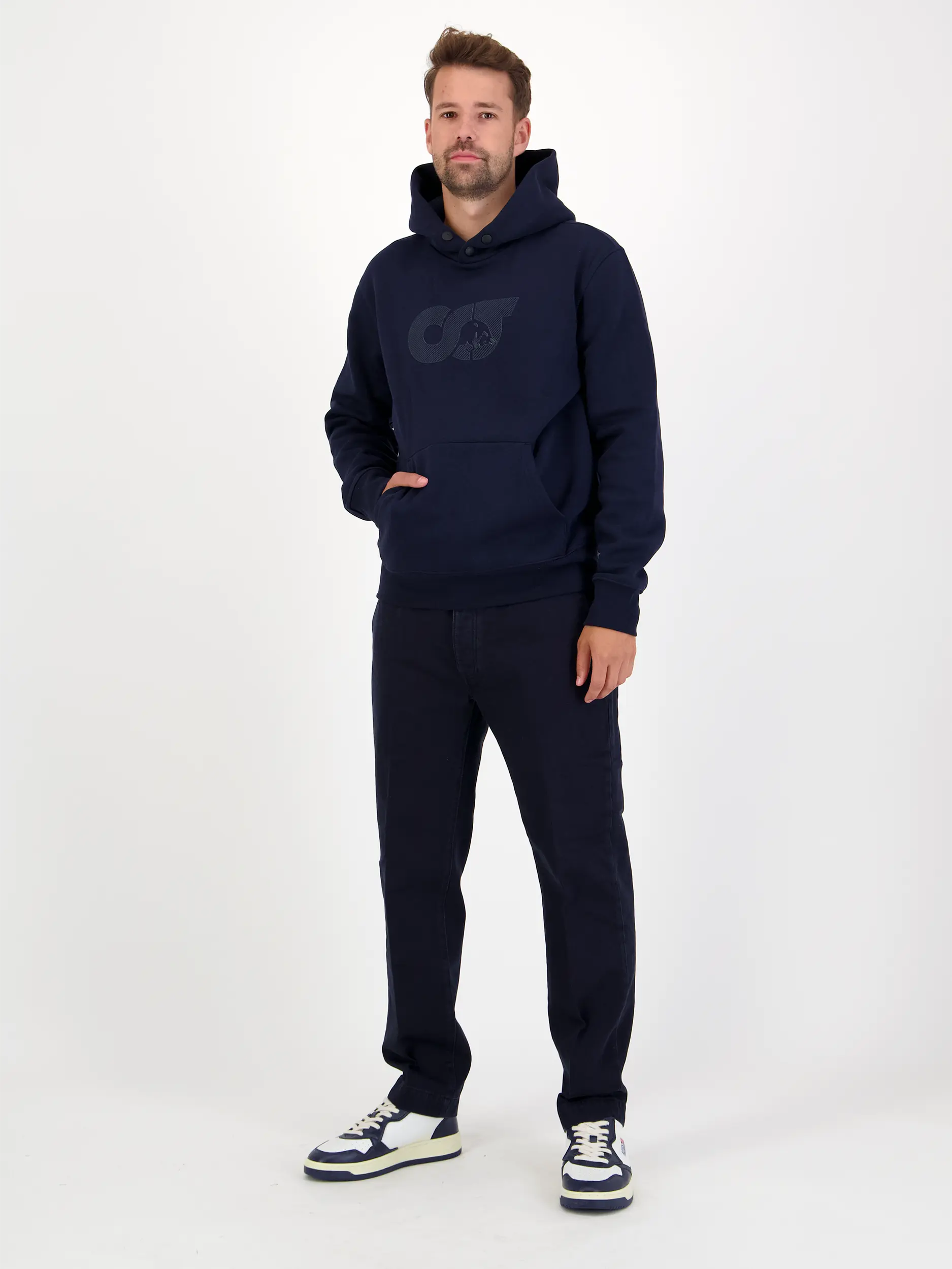 Sweatshirt 'Shero' - Artikel Teil eines Outfits getragen von einem Modell - Farbe: Blau