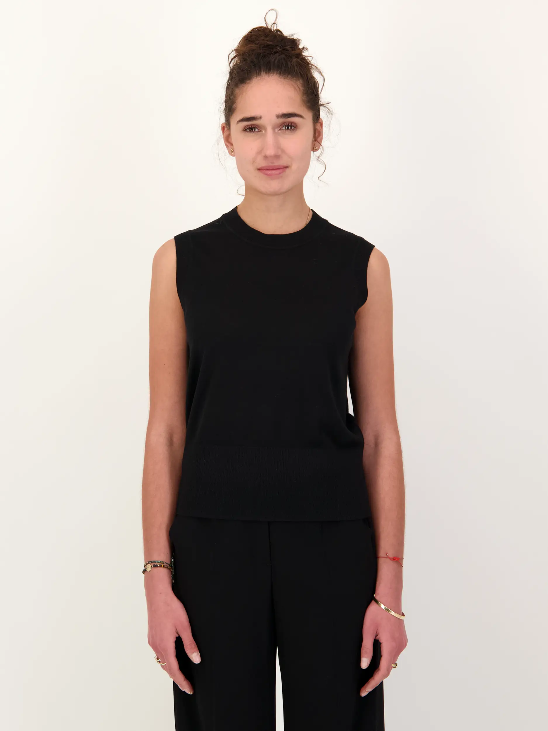 Pullunder 'Isola' aus Wolle - Artikel Vorderseite getragen von einem Modell - Farbe: Schwarz