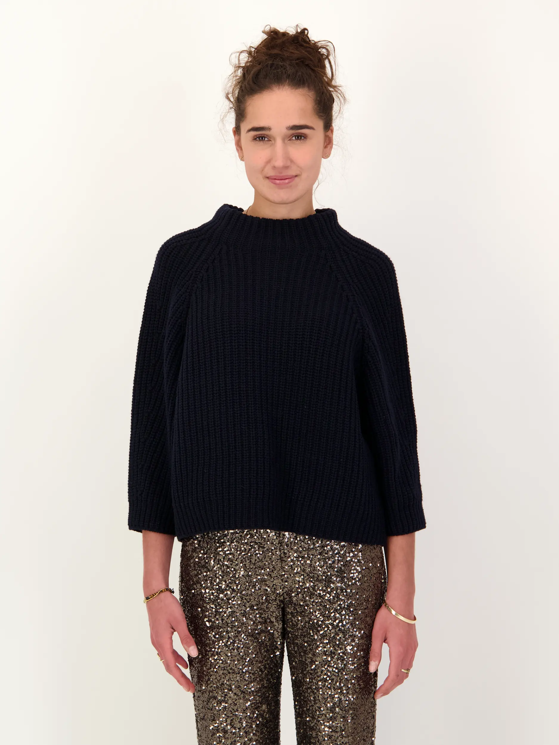 Pullover 'Fallou' aus Kaschmir langarm - Artikel Vorderseite getragen von einem Modell - Farbe: Blau