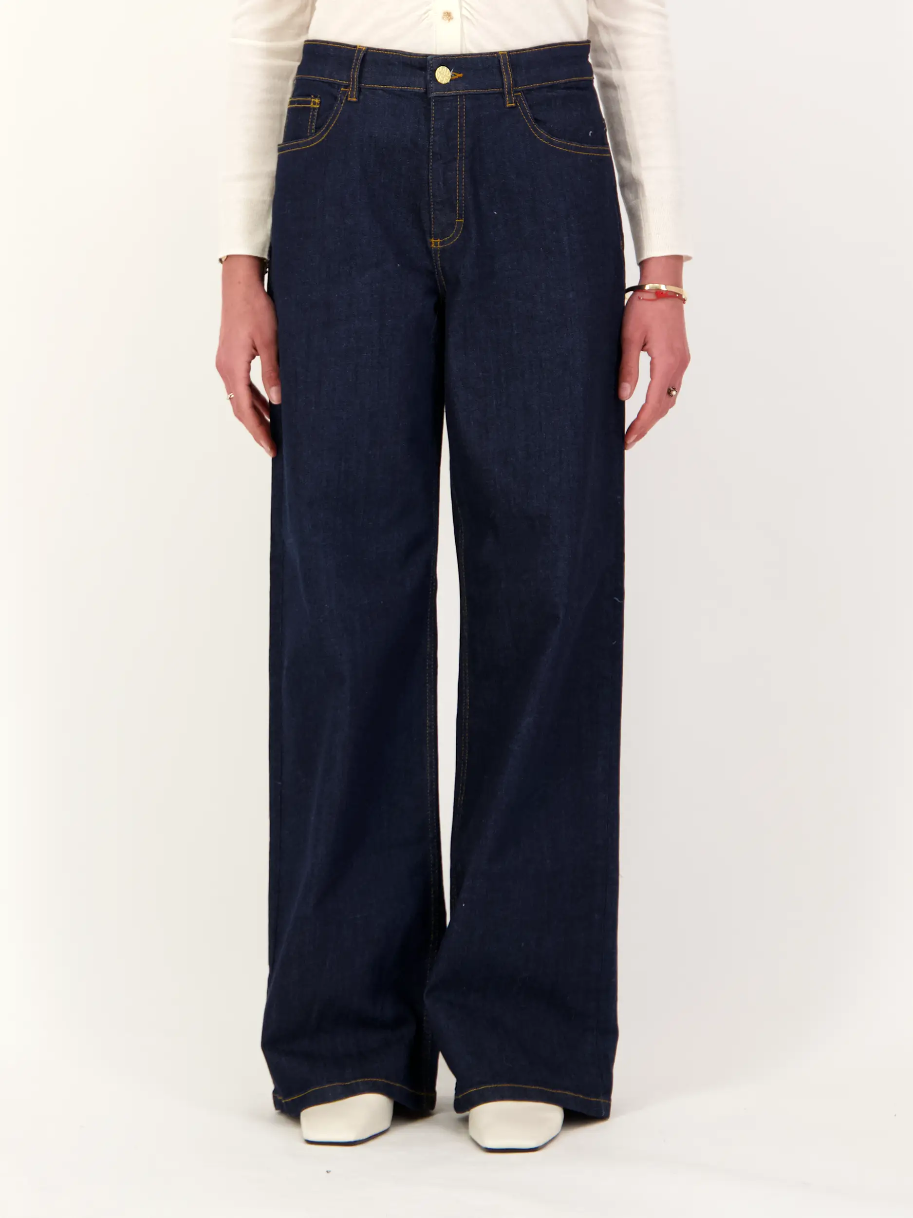 High Rise Wide Leg Jeans - Artikel Vorderseite getragen von einem Modell - Farbe: Blau