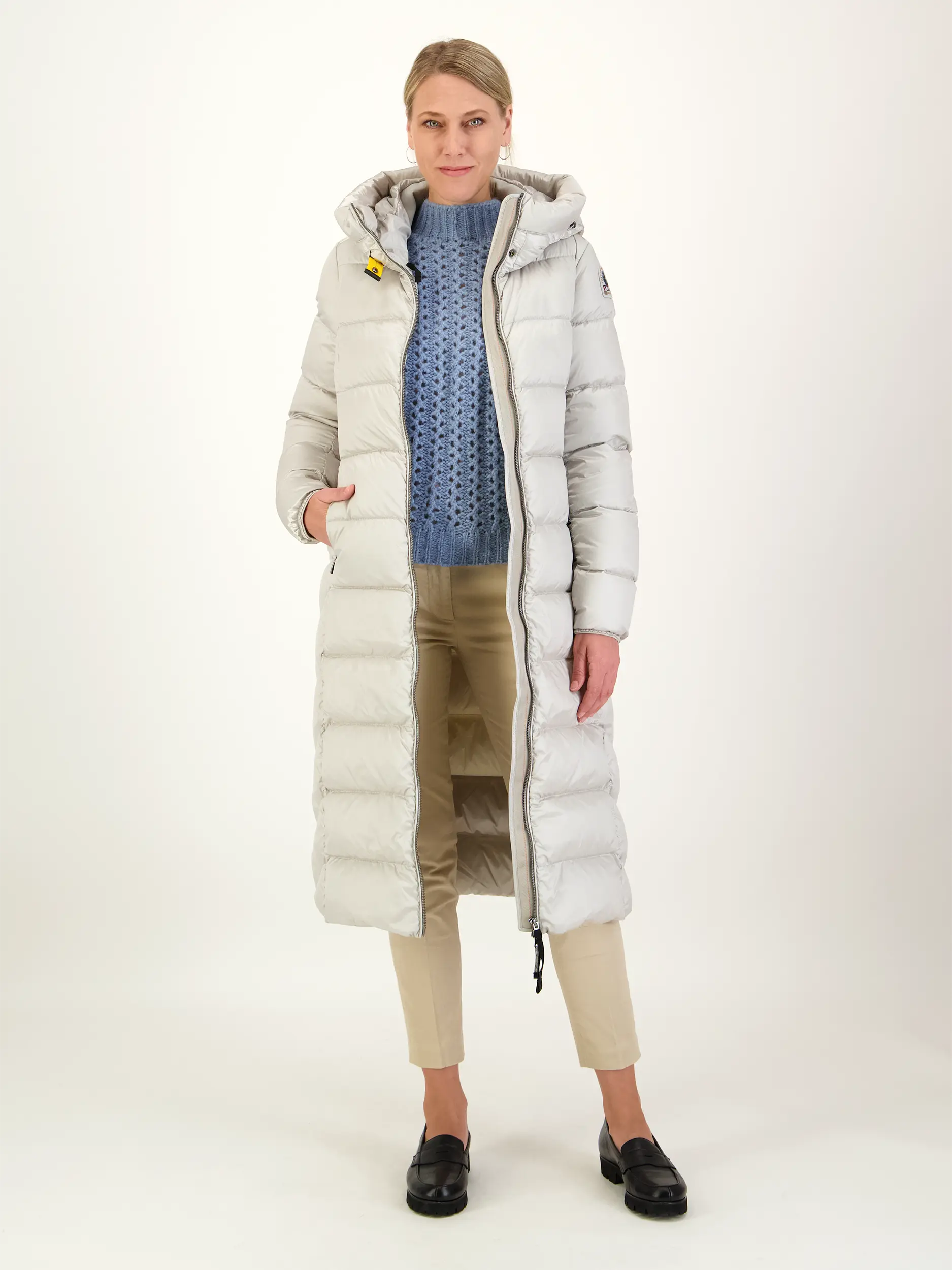 Daunenmantel 'Leah' - Artikel Teil eines Outfits getragen von einem Modell