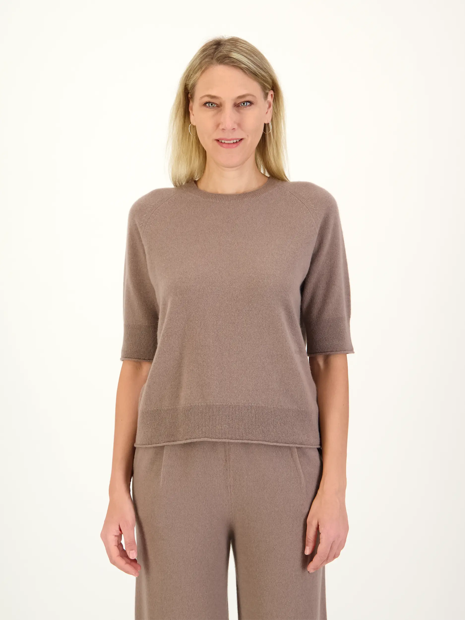 Pullover aus Kaschmir 3/4-Arm - Artikel Vorderseite getragen von einem Modell - Farbe: Braun