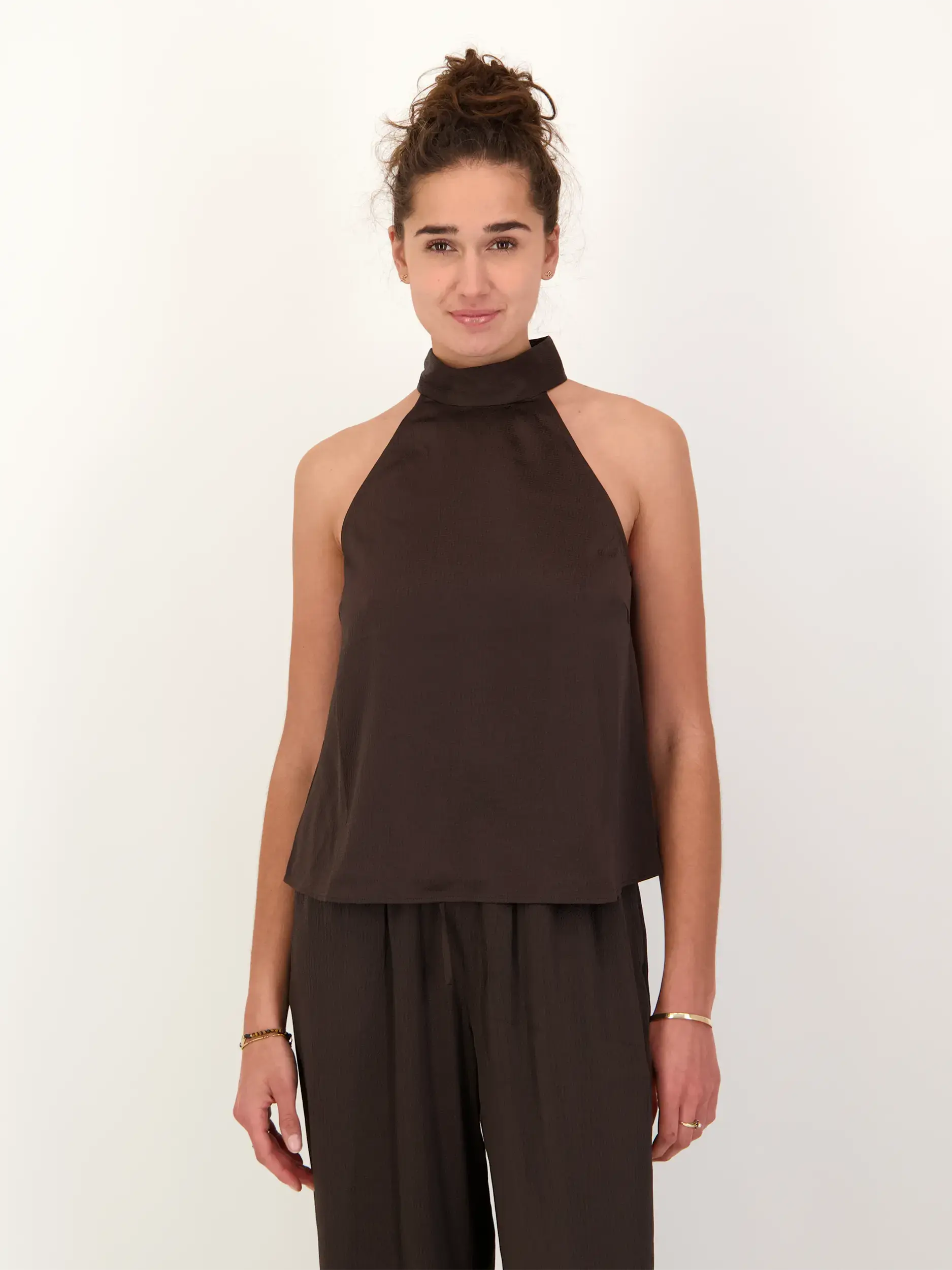 Top 'Sarheos' - Artikel Vorderseite getragen von einem Modell - Farbe: Braun