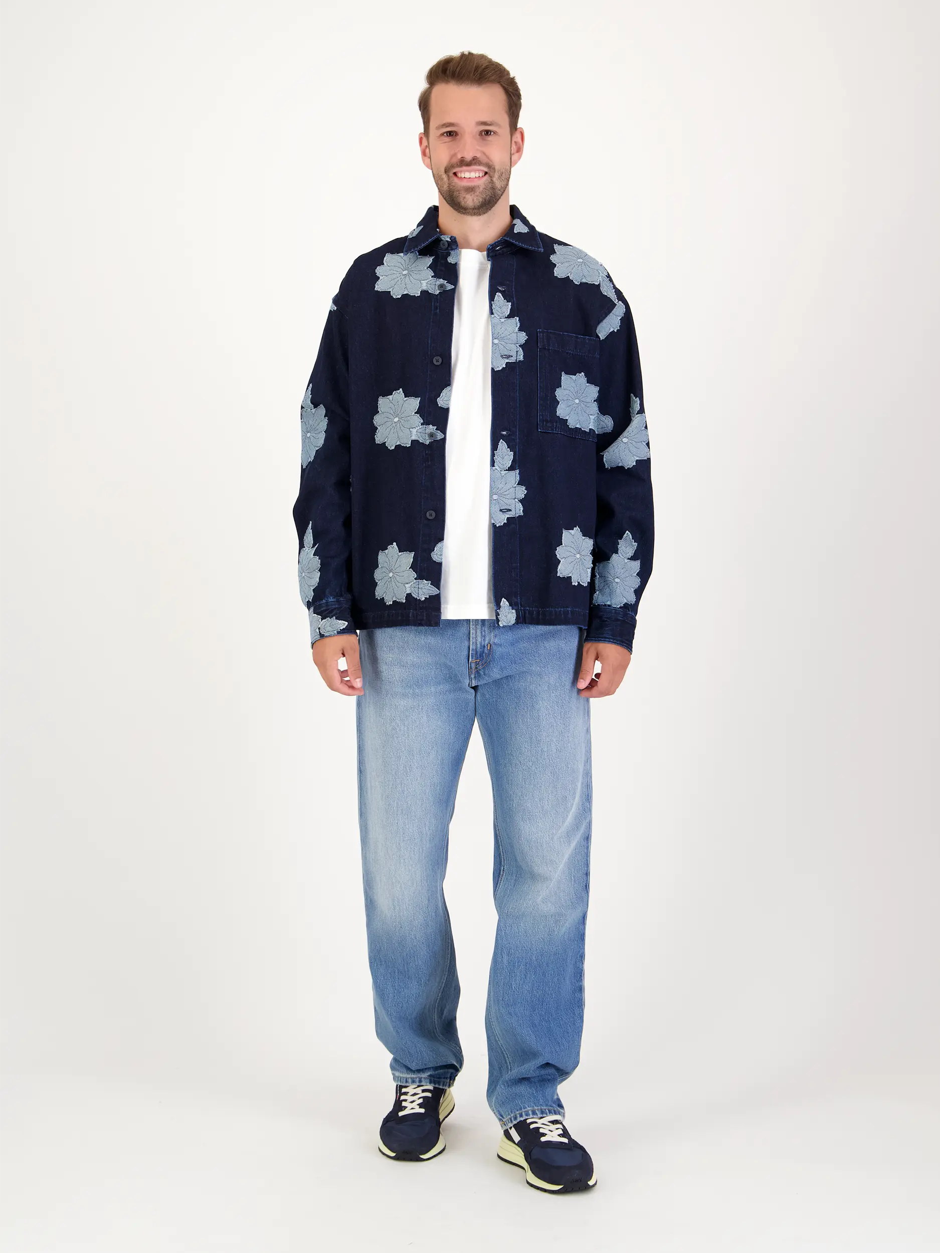 Overshirt 'Adwin' - Artikel Teil eines Outfits getragen von einem Modell - Farbe: Blau
