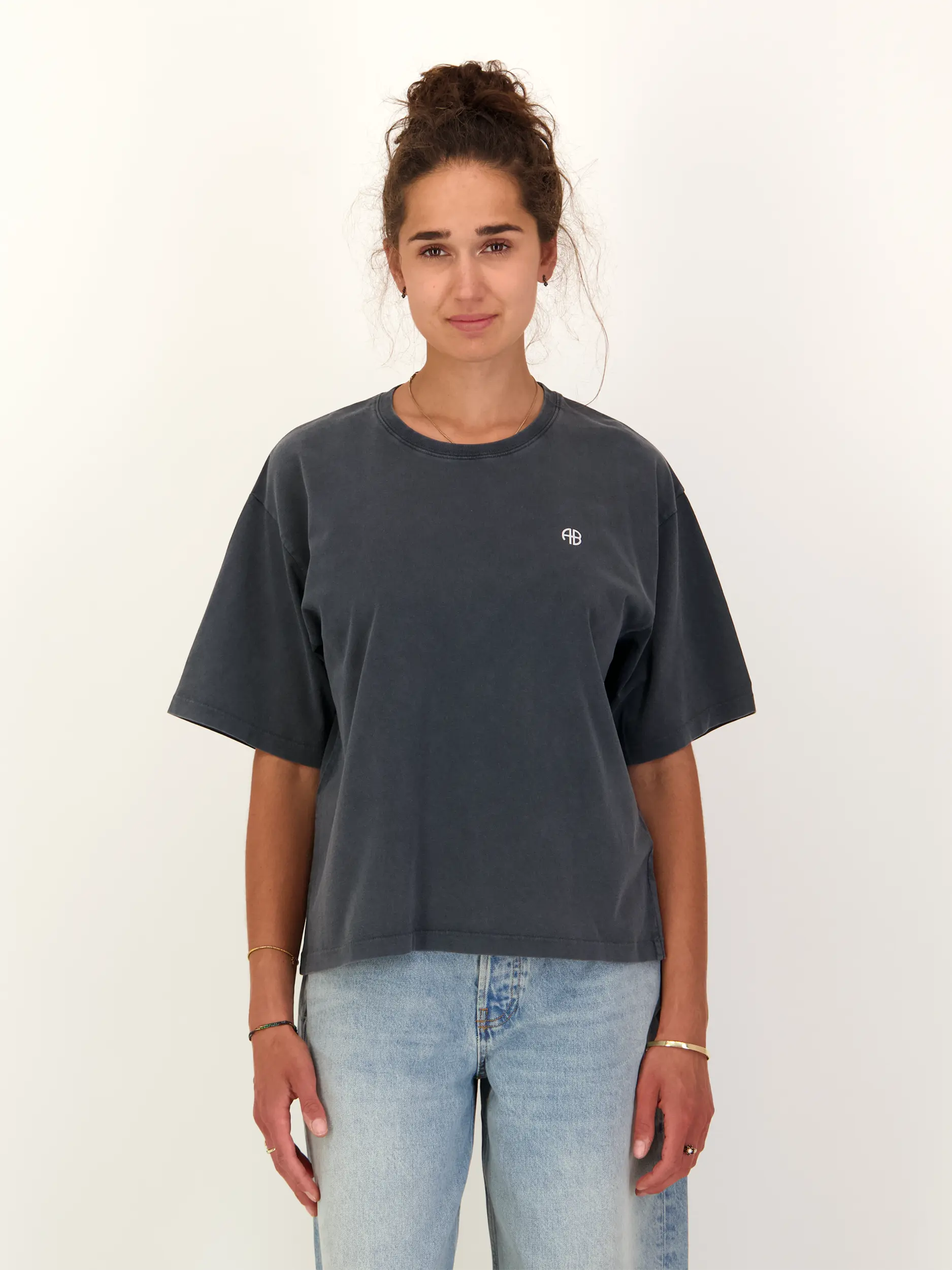 T-Shirt 'Rudy Tee Empowerment' mit Logo - Artikel Vorderseite getragen von einem Modell