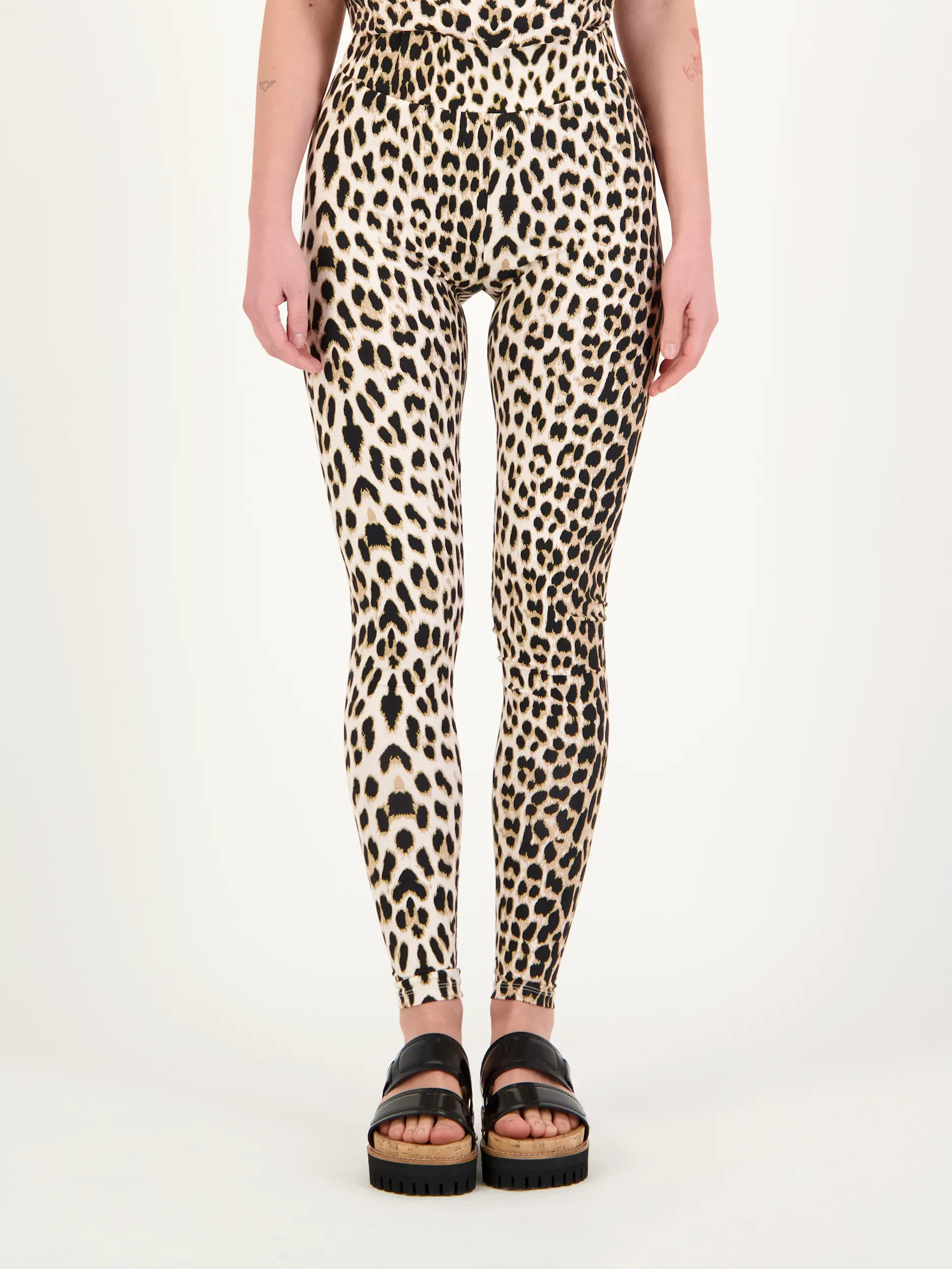 Leggings 'Rita' - Artikel Vorderseite getragen von einem Modell - Farbe: Braun