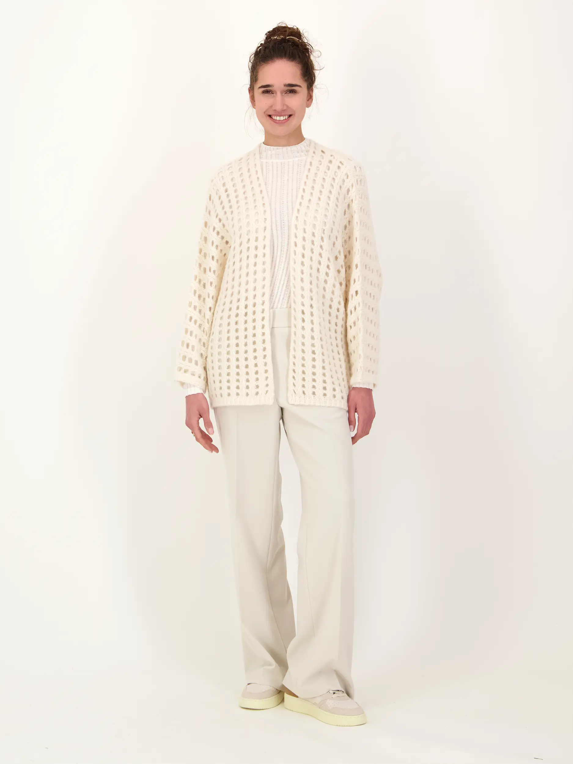 Strickjacke 'Asagao' aus Kaschmir Seide Mix - Artikel Teil eines Outfits getragen von einem Modell - Farbe: Creme