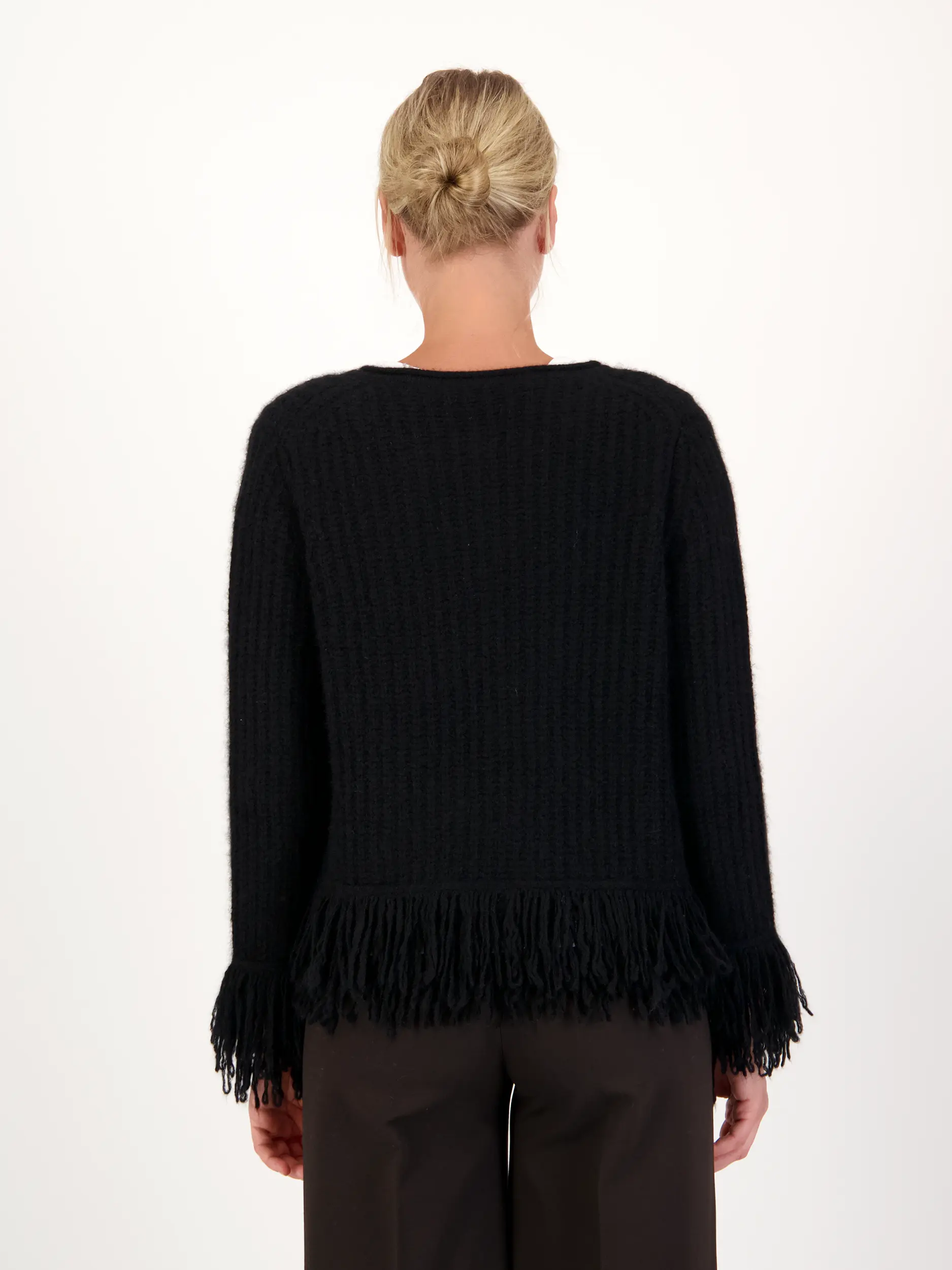 Strickjacke aus Kaschmir mit Fransen - Artikel Rückseite getragen von einem Modell - Farbe: Schwarz