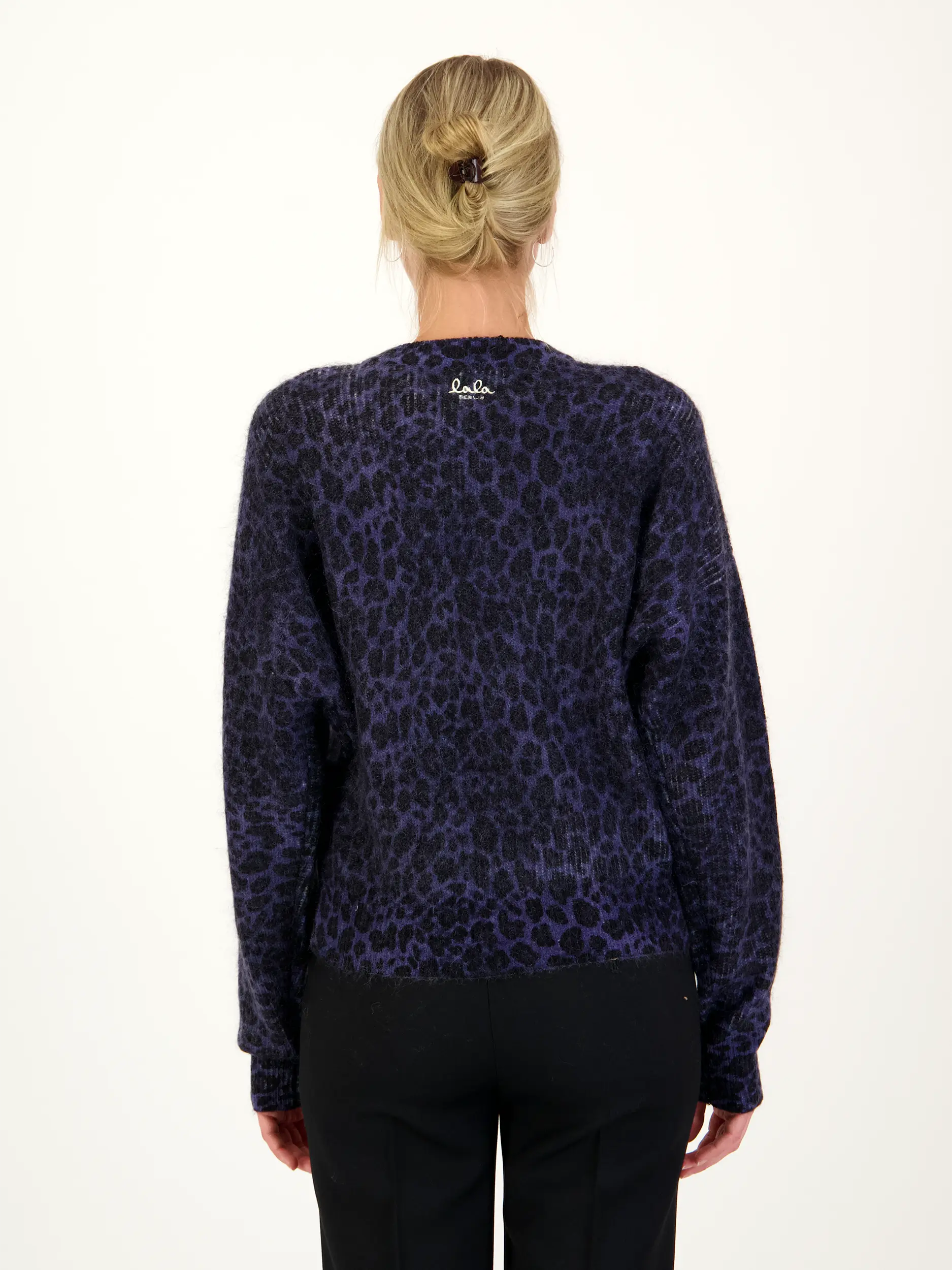 Pullover 'Kira' aus Woll-Mix langarm - Artikel Rückseite getragen von einem Modell - Farbe: Blau