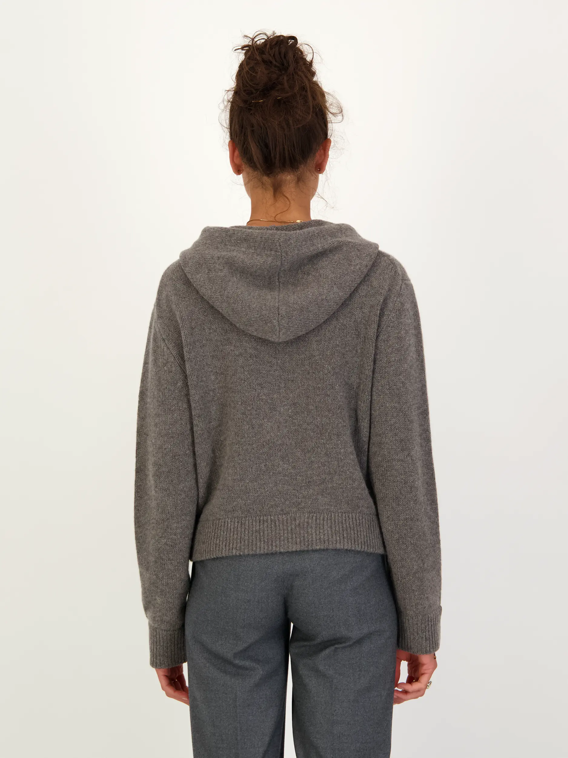 Strickjacke aus Kaschmir - Artikel Rückseite getragen von einem Modell - Farbe: Grau