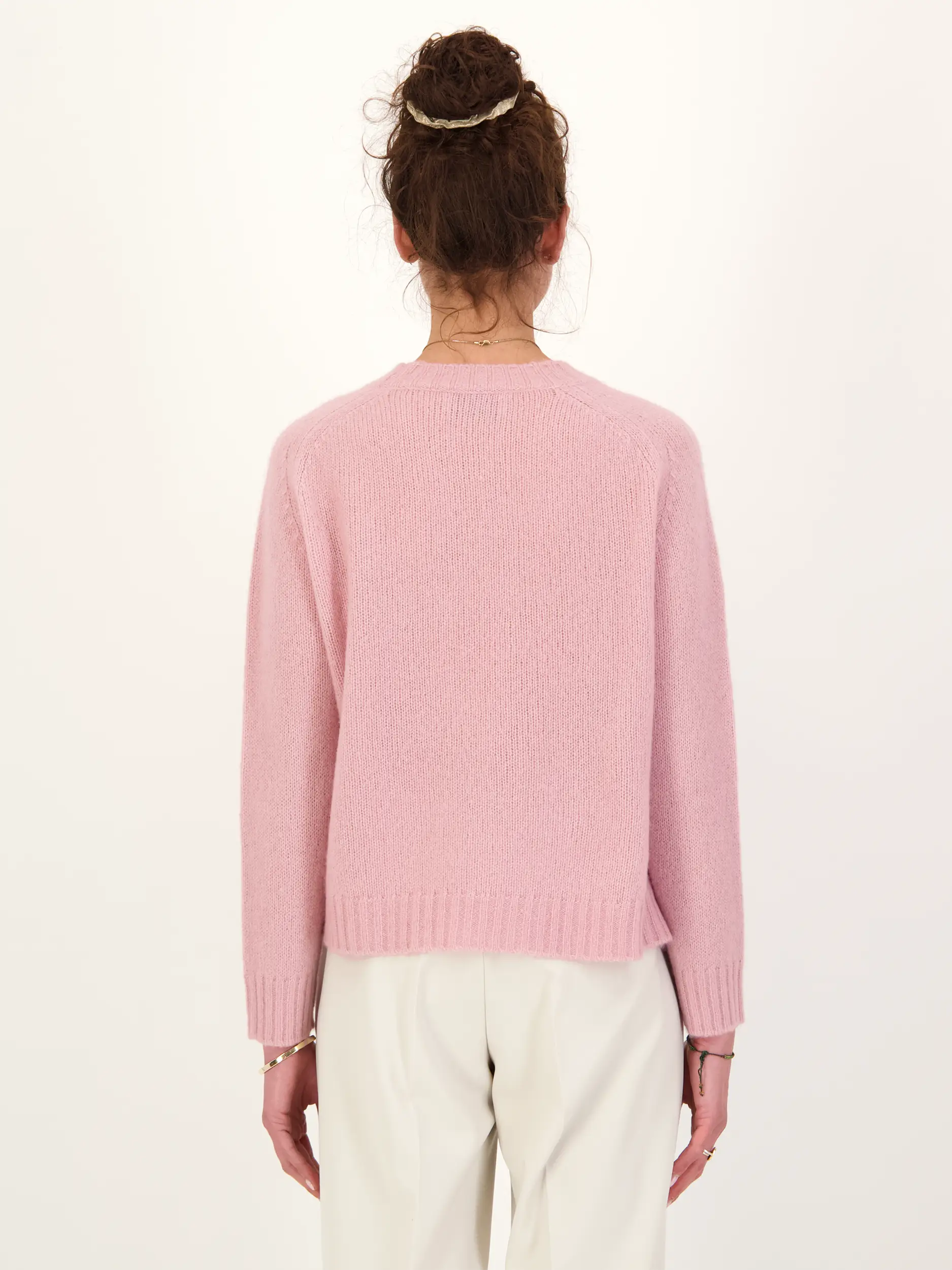 Pullover 'Fuyo' aus Kaschmir Seide Mix - Artikel Rückseite getragen von einem Modell - Farbe: Rosa&Pink