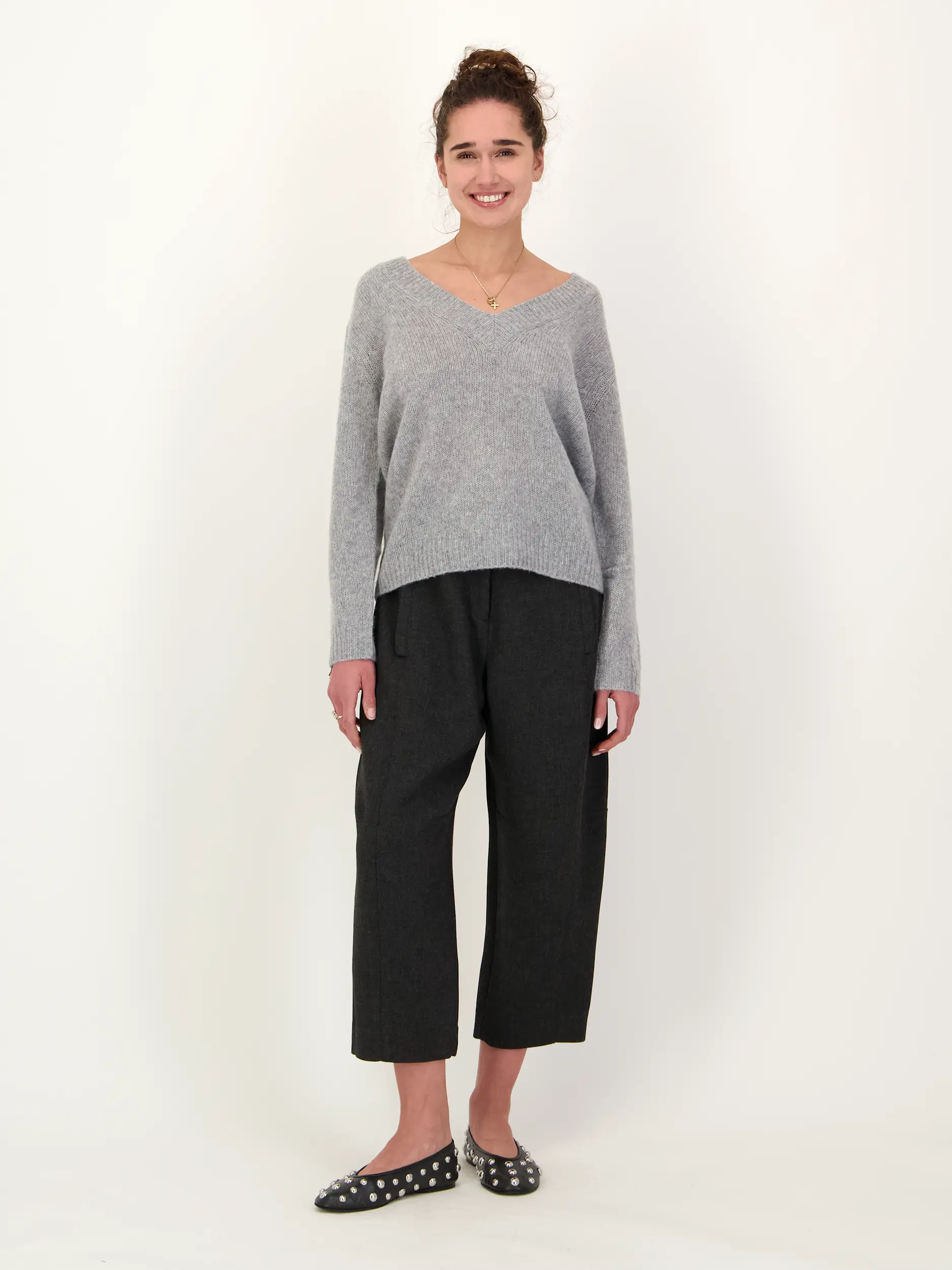 Pullover 'Leona' aus Kaschmir-Seide Mix - Artikel Teil eines Outfits getragen von einem Modell - Farbe: Grau