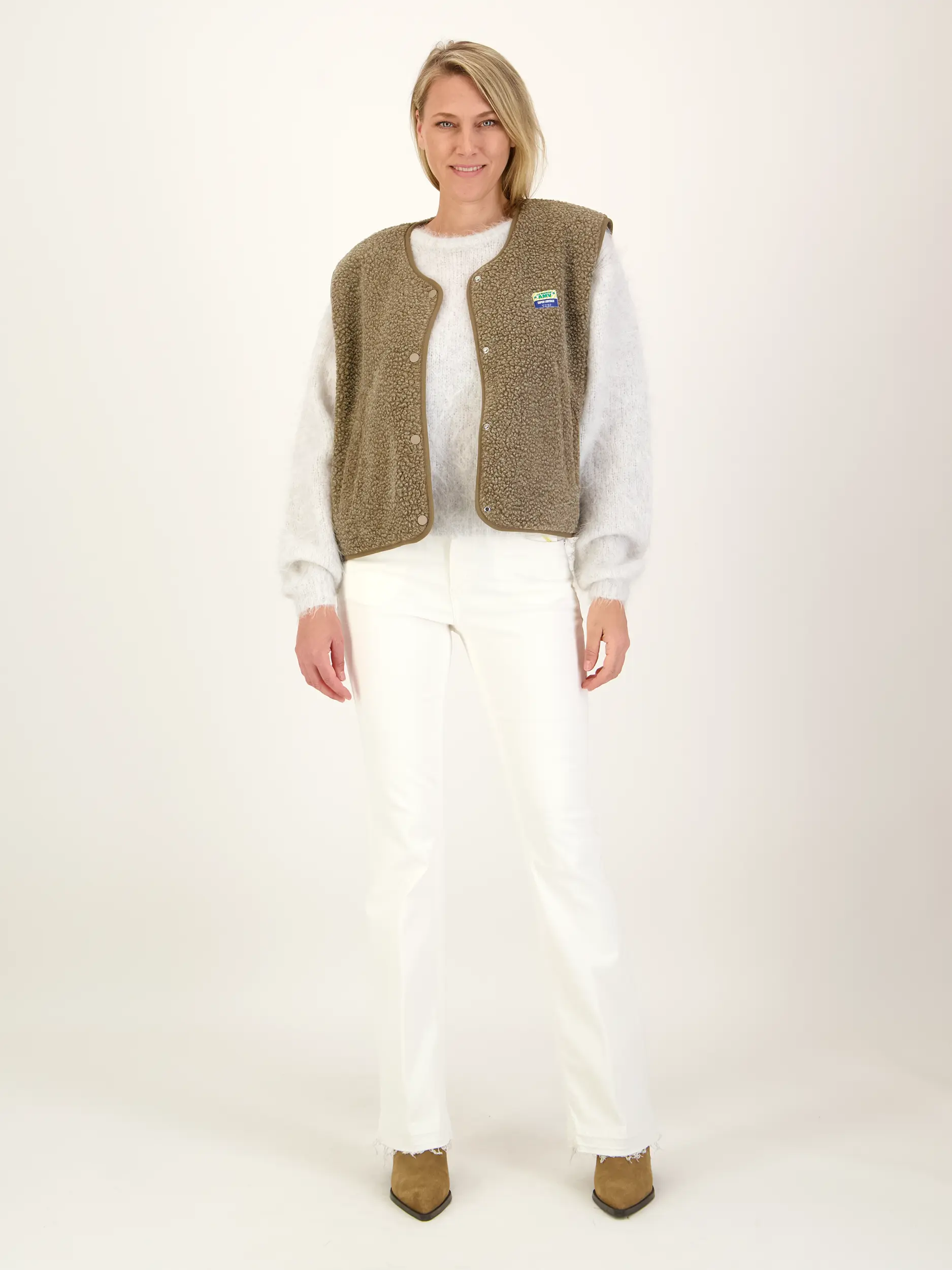 Oversized Weste - Artikel Teil eines Outfits getragen von einem Modell Oversized Weste - Artikel Teil eines Outfits getragen von einem Modell