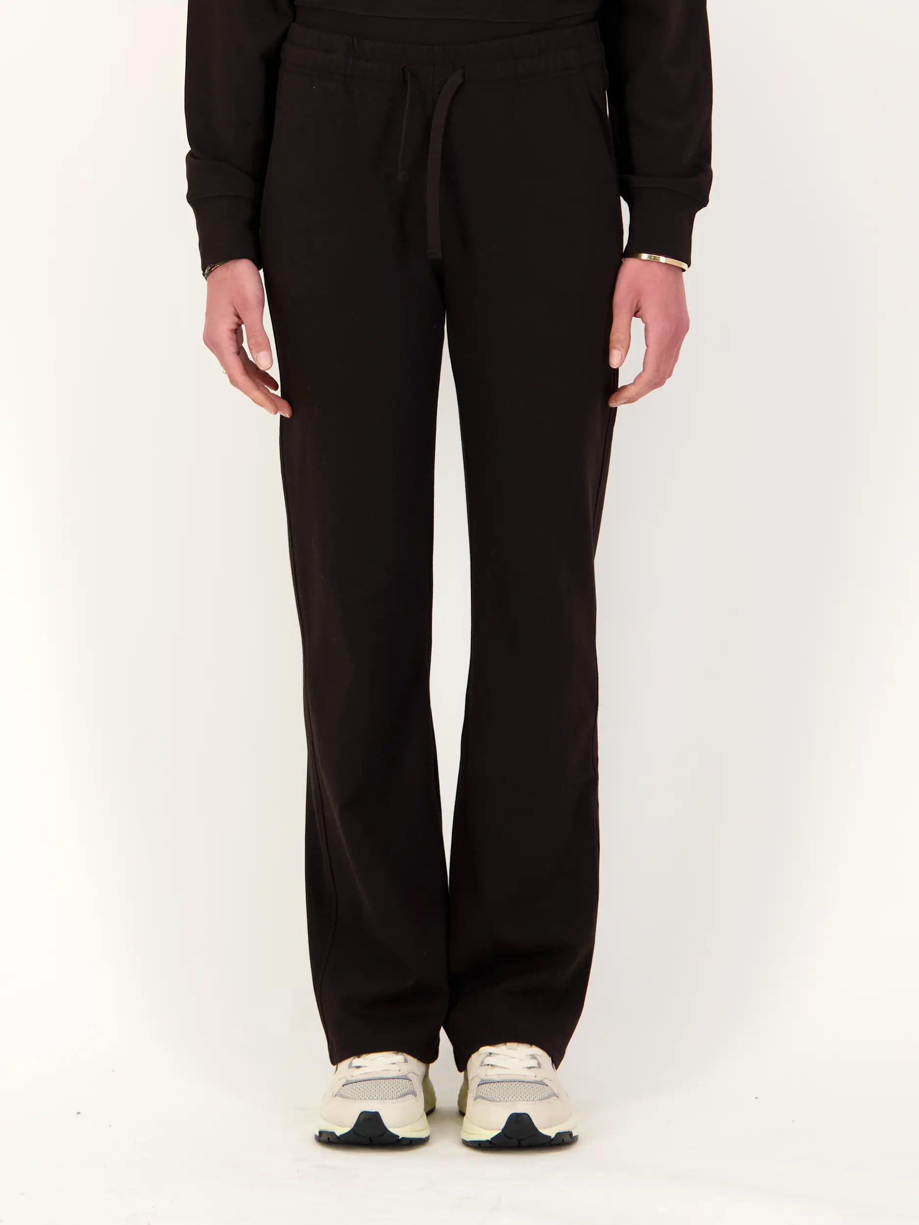 Sweathose 'Elina' - Artikel Vorderseite getragen von einem Modell - Farbe: Braun