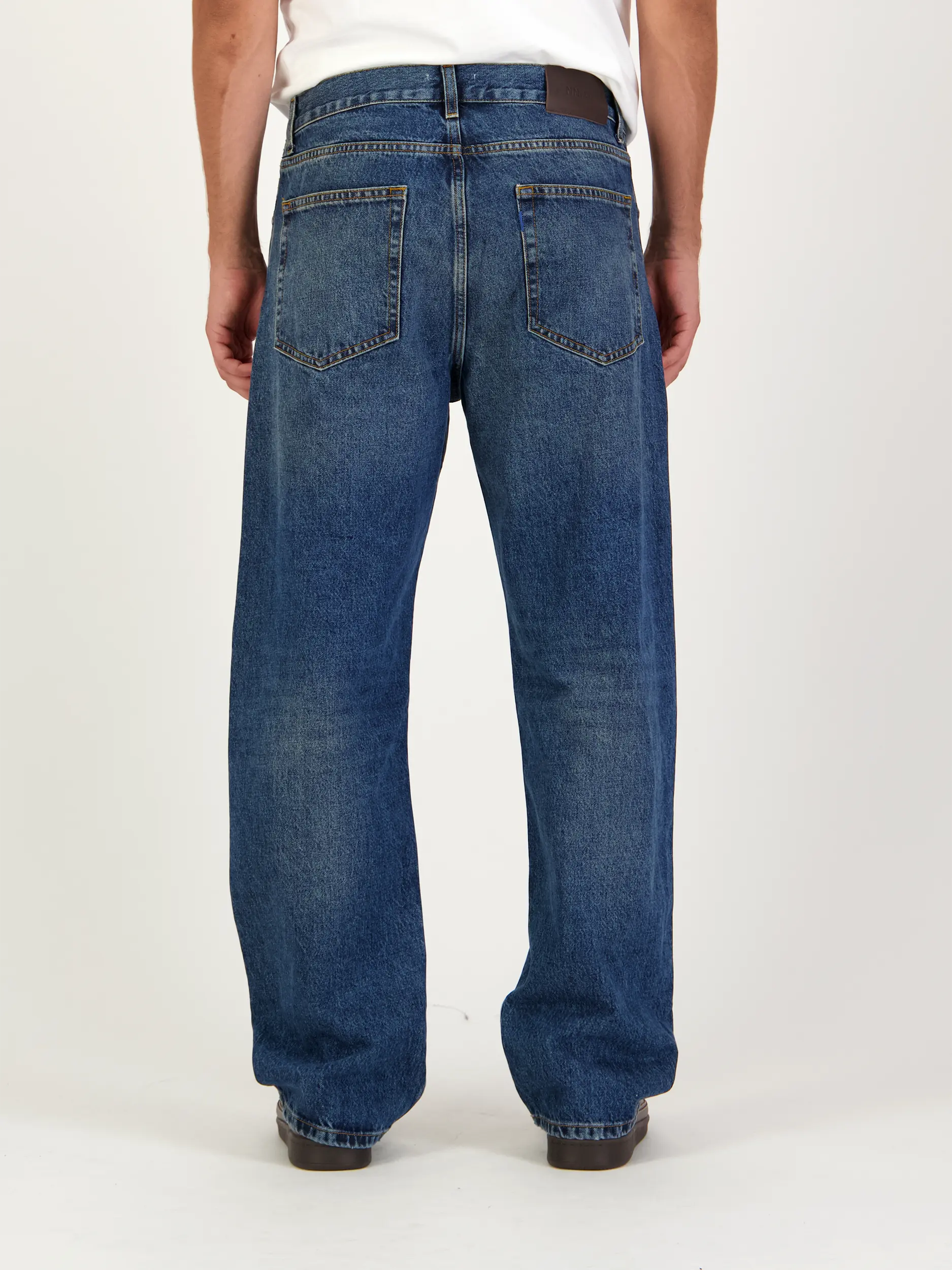 High Rise Straight Leg Jeans 'Otis' - Artikel Rückseite getragen von einem Modell - Farbe: Blau
