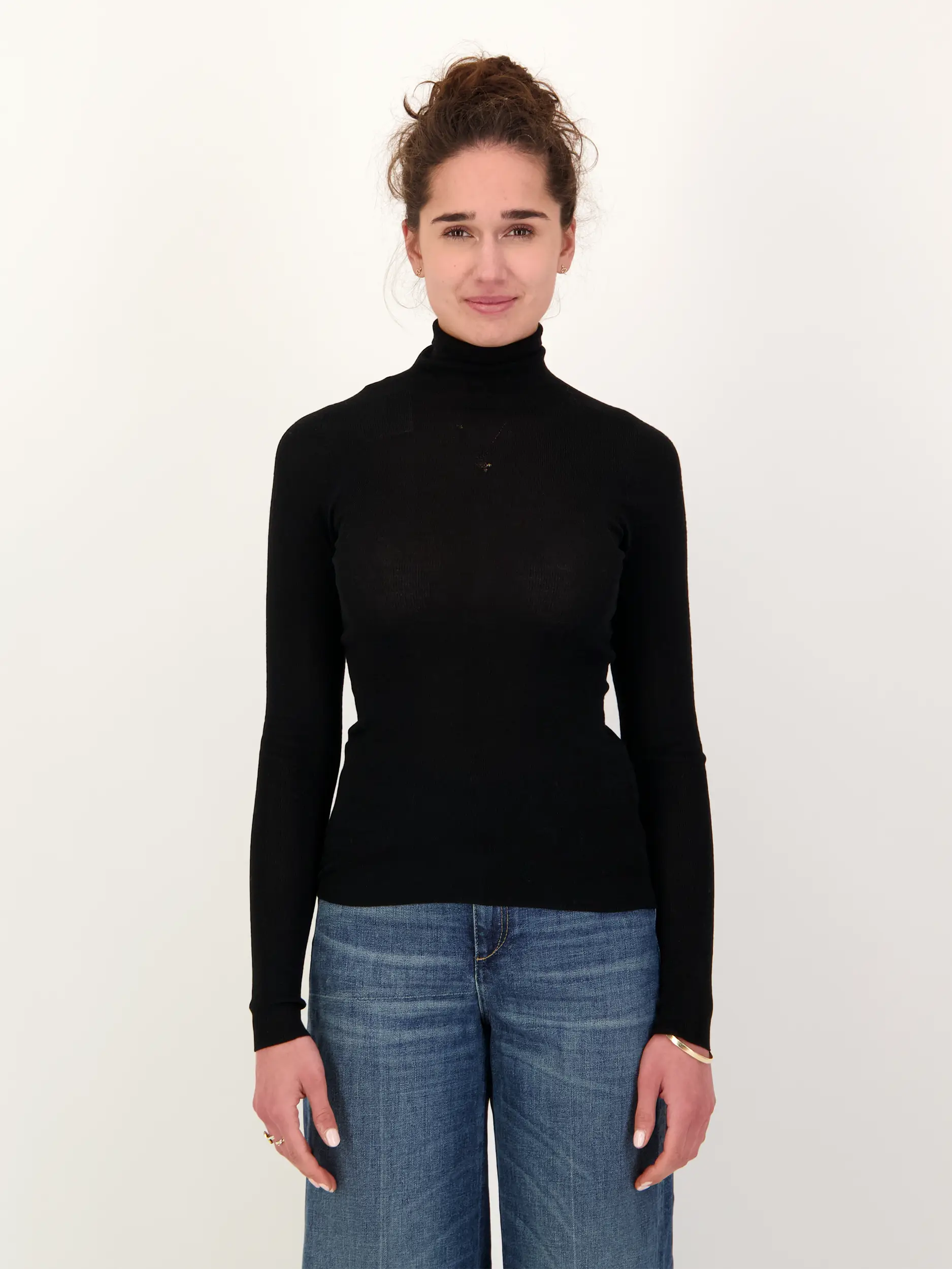 Langarmshirt mit Rollkragen aus Schurwolle - Artikel Vorderseite getragen von einem Modell - Farbe: Schwarz