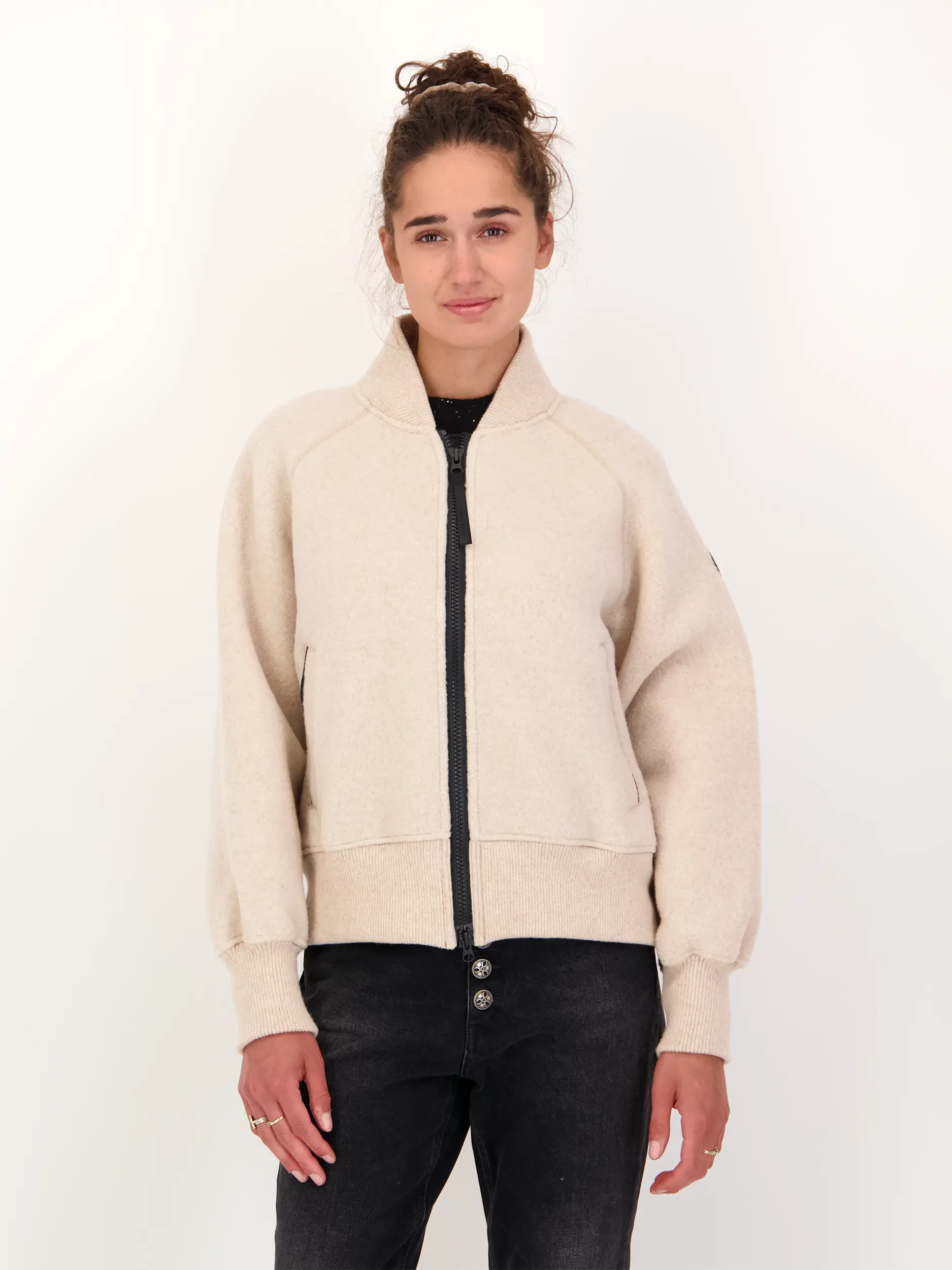 Bomberjacke ' Sierra' aus Fleece - Artikel Vorderseite getragen von einem Modell - Farbe: Beige