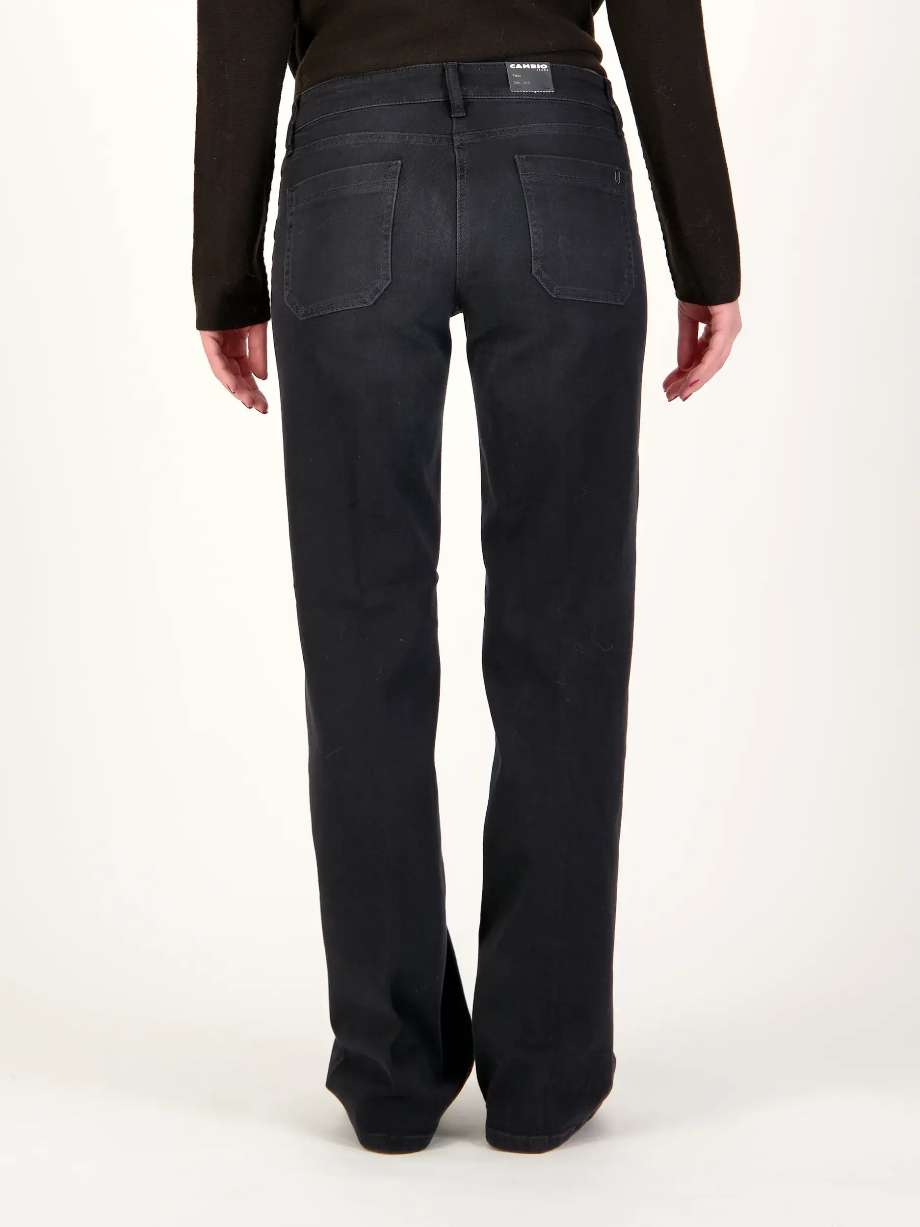 Low Rise Straight Leg Jeans 'Tess'  - Artikel Rückseite getragen von einem Modell - Farbe: Schwarz