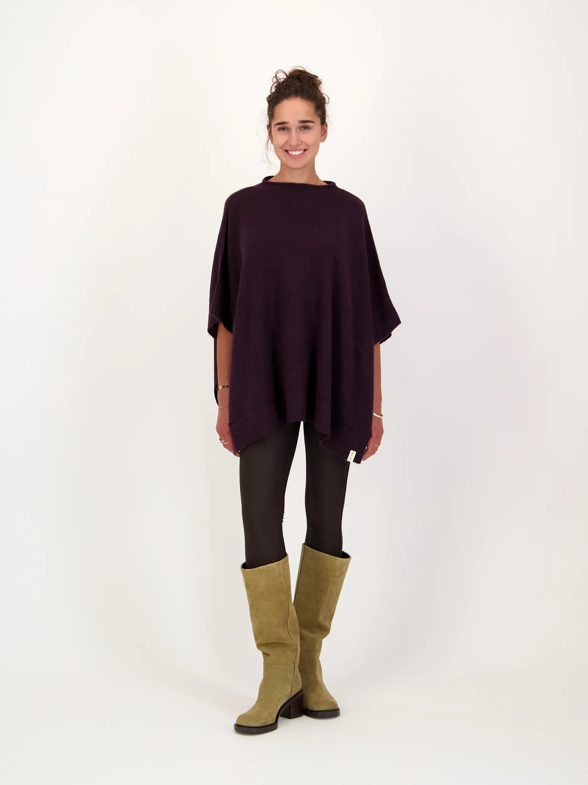 Cape aus Kaschmir - Artikel Teil eines Outfits getragen von einem Modell - Farbe: Rot