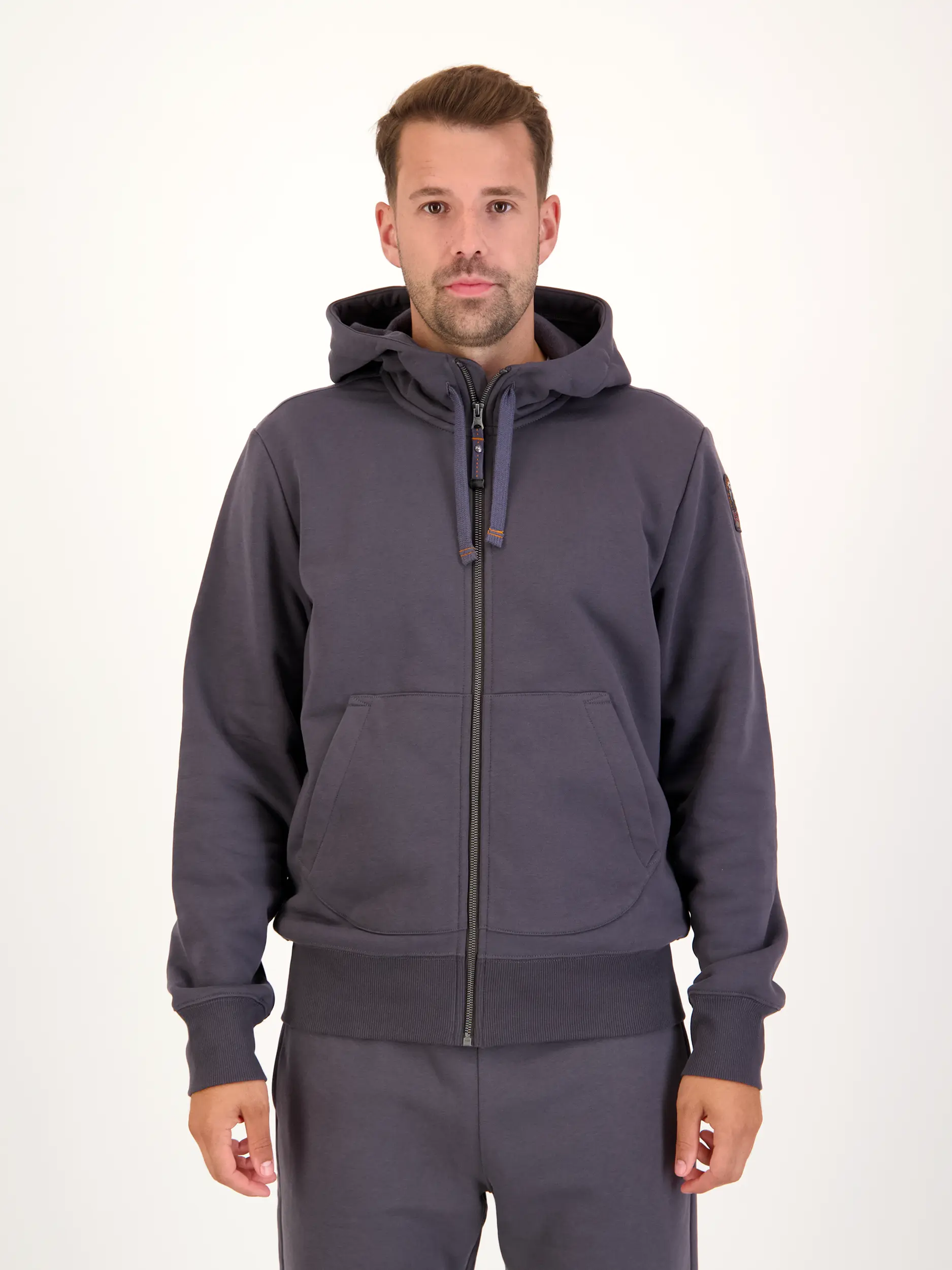 Sweatjacke 'Charlie' - Artikel Vorderseite getragen von einem Modell - Farbe: Grau