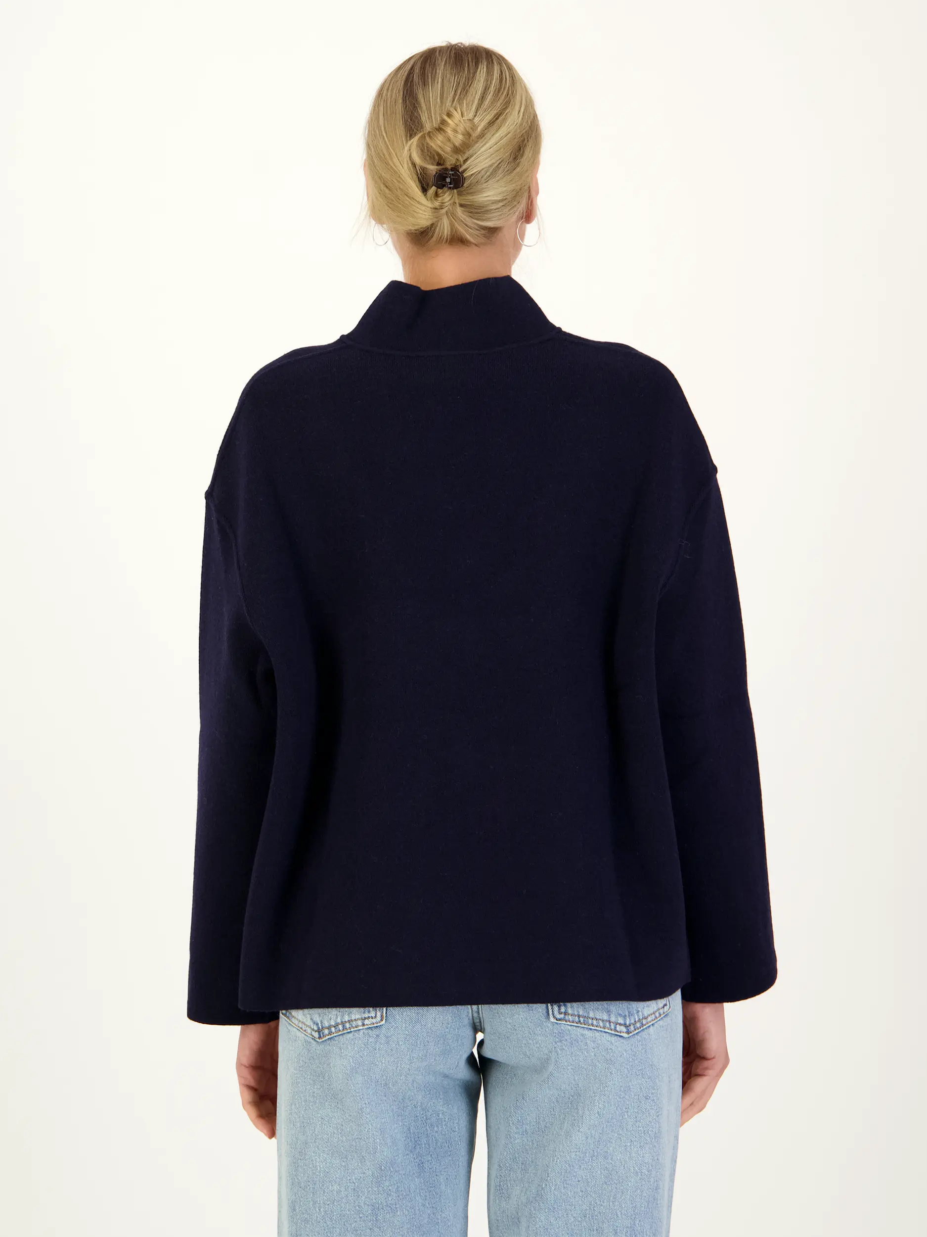 Strickjacke aus Wolle - Artikel Rückseite getragen von einem Modell