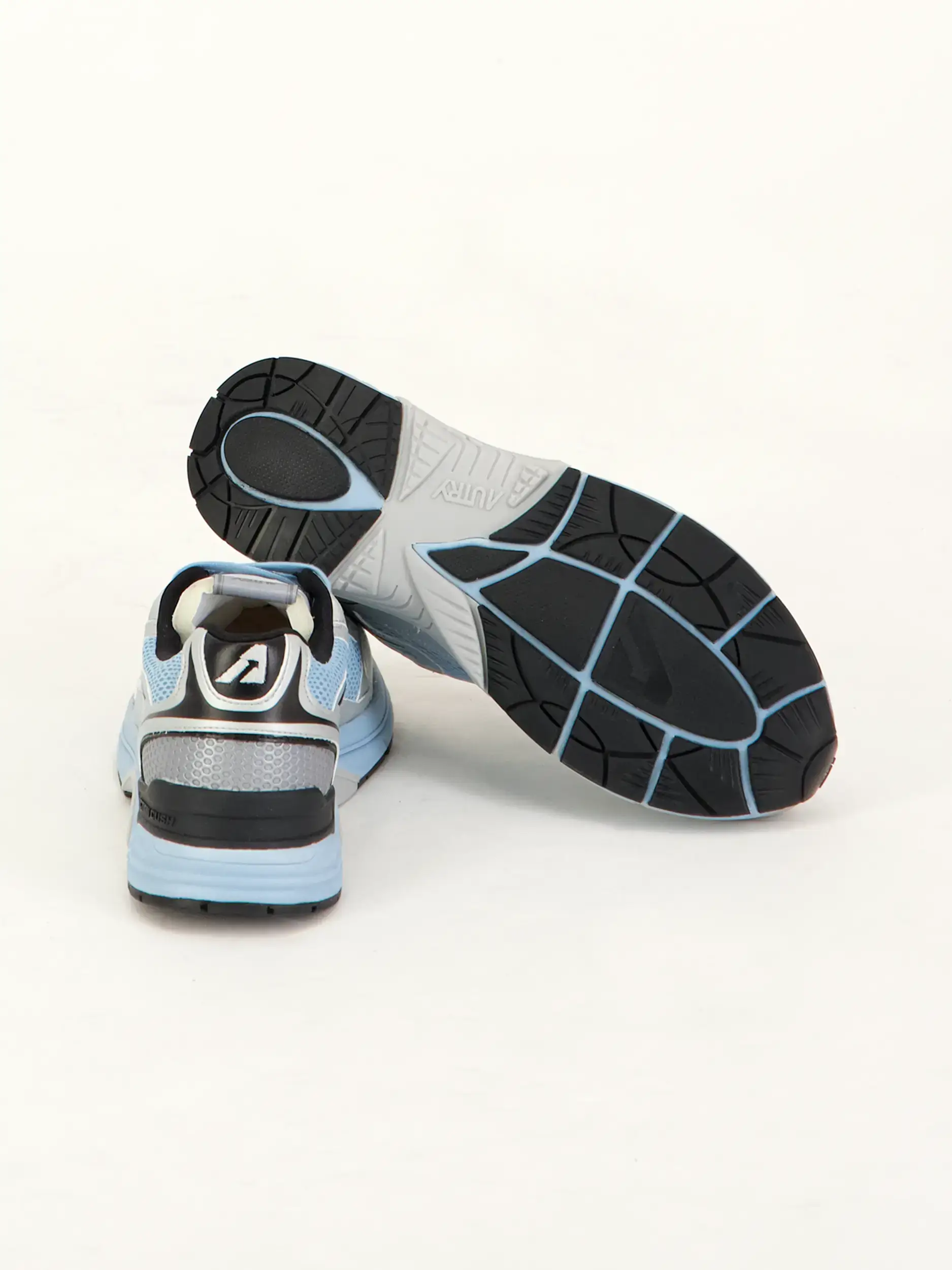 Sneaker 'Hyperway' - Artikel Rückseite getragen von einem Modell - Farbe: Blau