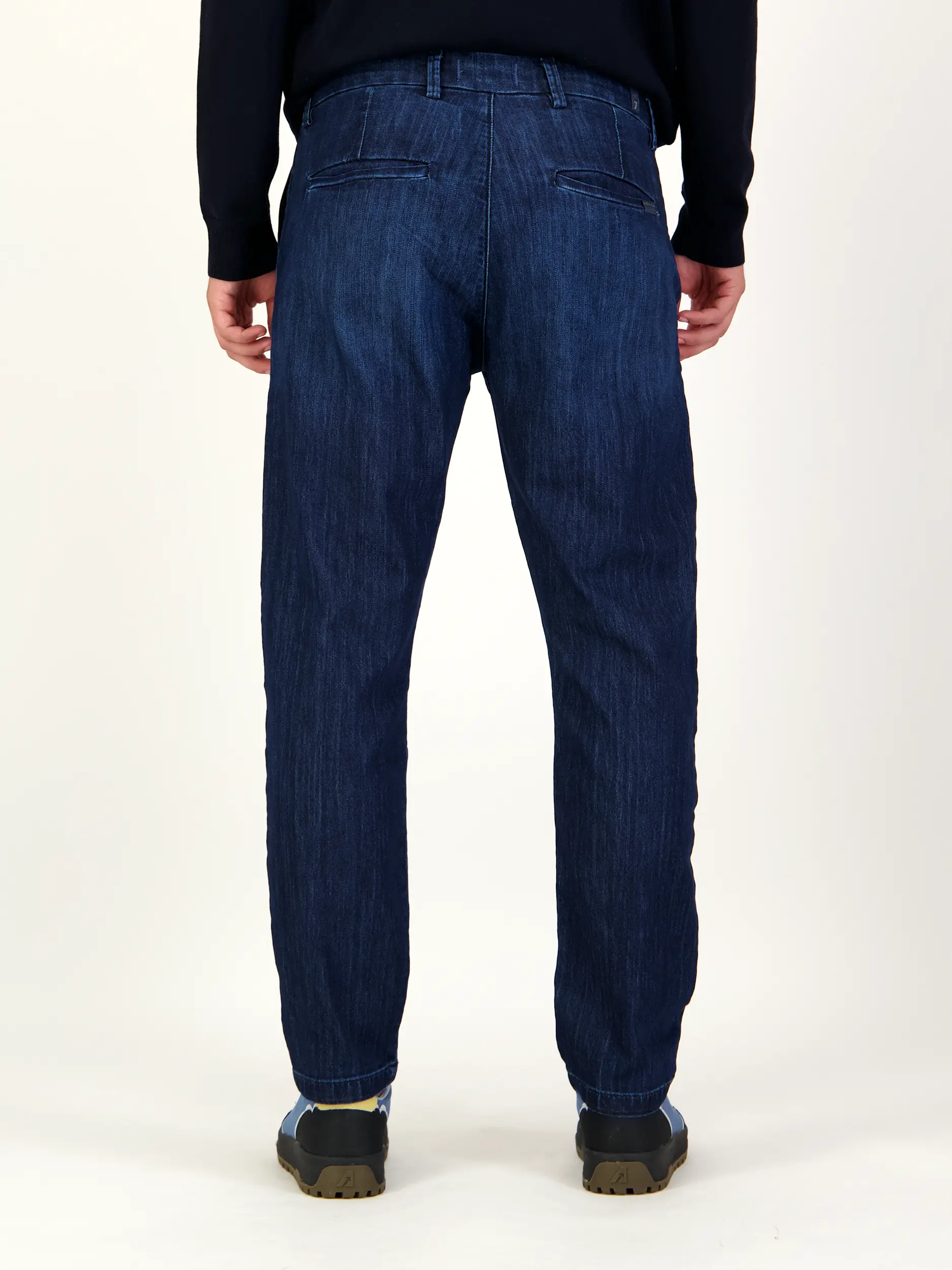 Mid Rise Straight Leg Jeans - Artikel Rückseite getragen von einem Modell
