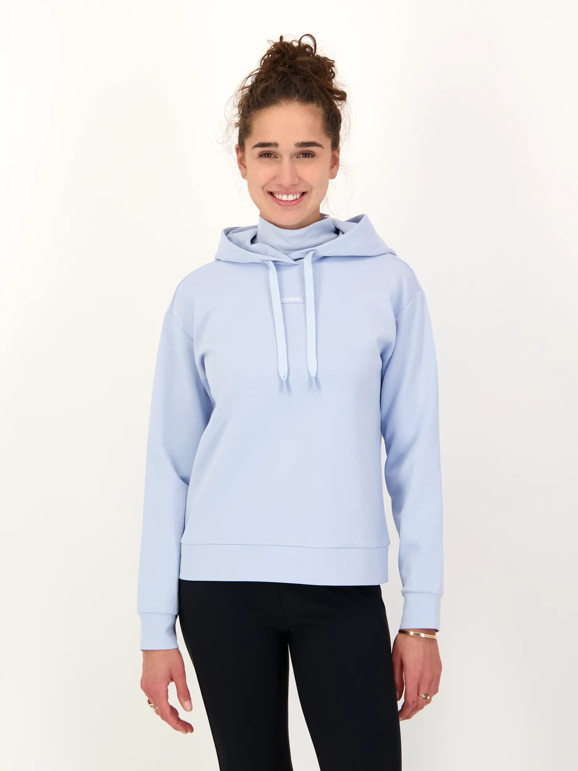 Sweatshirt 'Suri' - Artikel Vorderseite getragen von einem Modell - Farbe: Blau