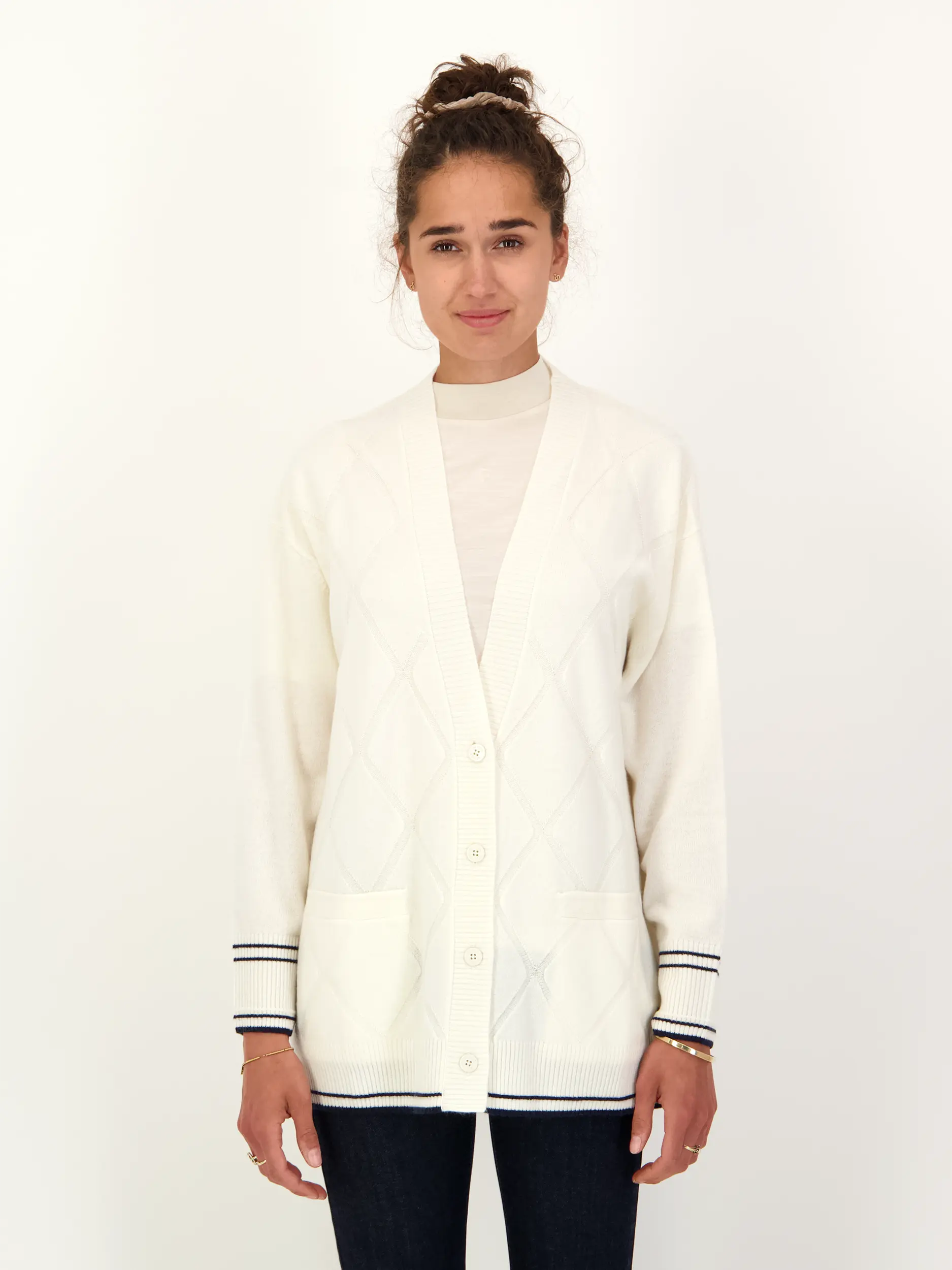 Strickjacke 'Cherry' aus Wolle - Artikel Vorderseite getragen von einem Modell - Farbe: Creme