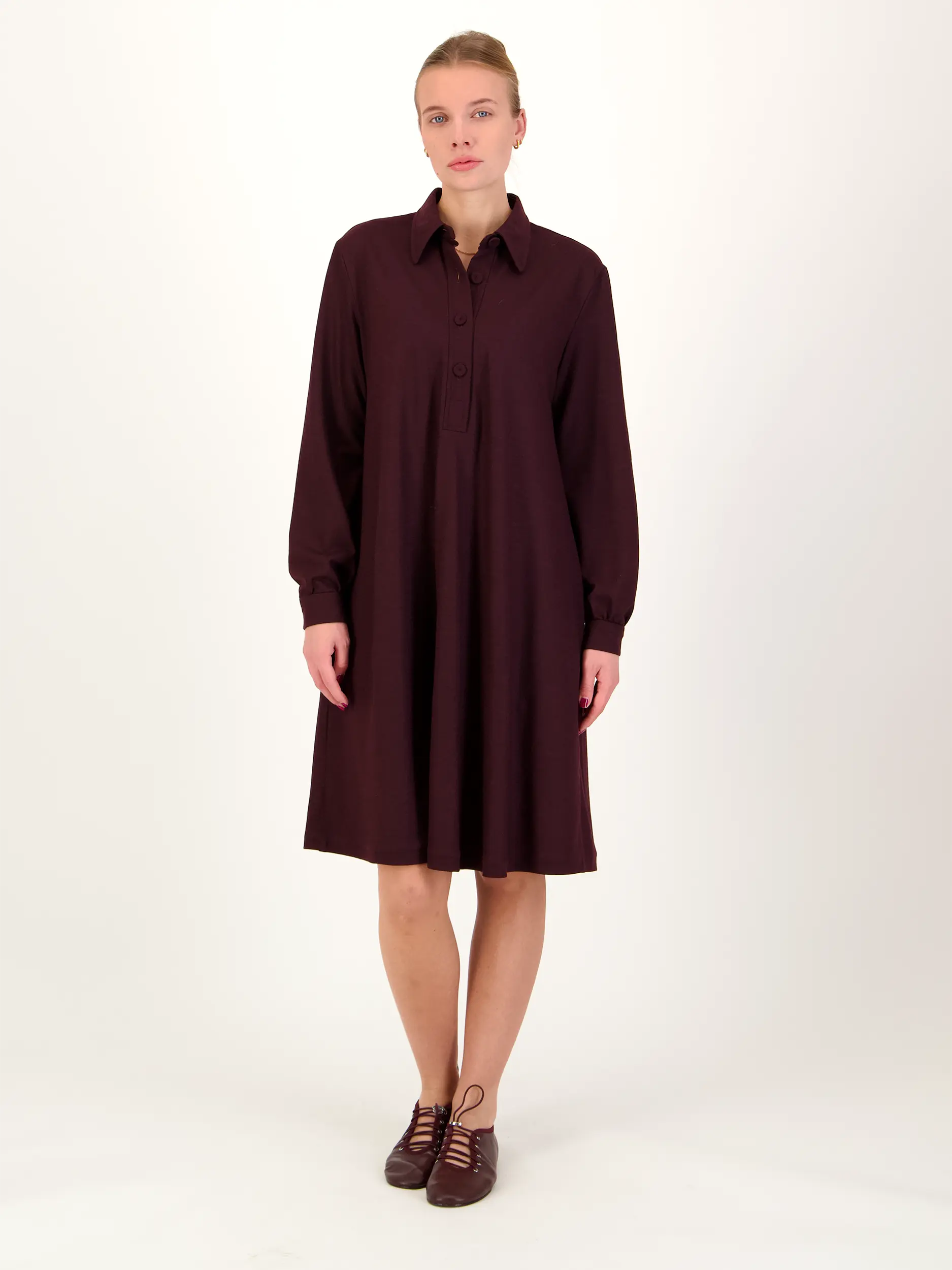 Midi Wollkleid - Artikel Vorderseite getragen von einem Modell - Farbe: Rot