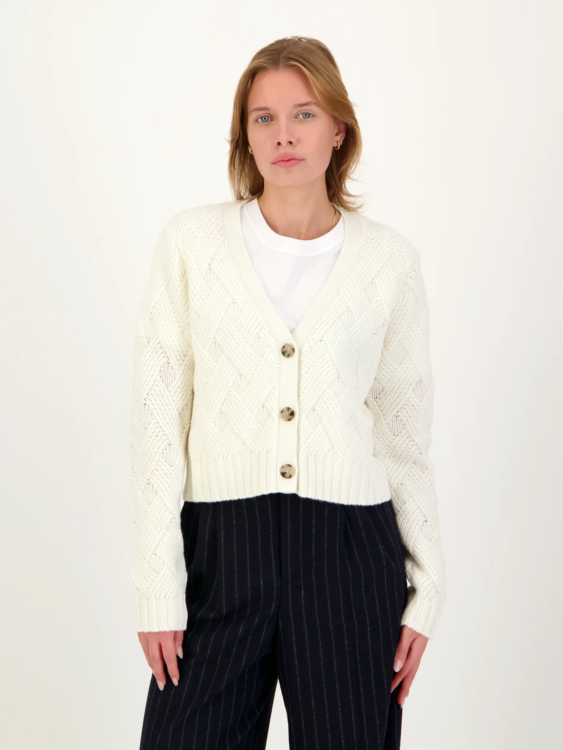 Strickjacke aus Wolle - Artikel Vorderseite getragen von einem Modell - Farbe: Creme