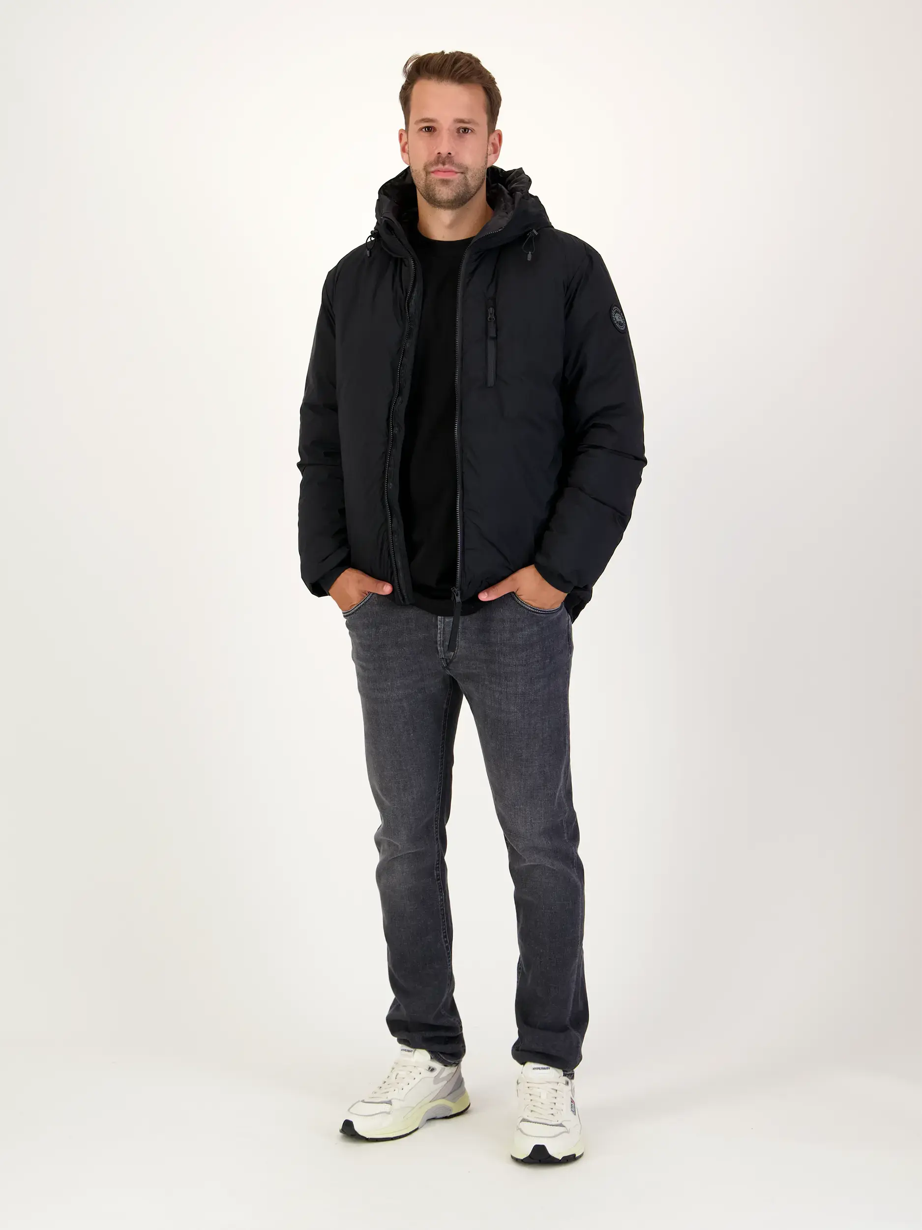 Daunenjacke 'Lodgehoody' - Artikel Teil eines Outfits getragen von einem Modell - Farbe: Schwarz