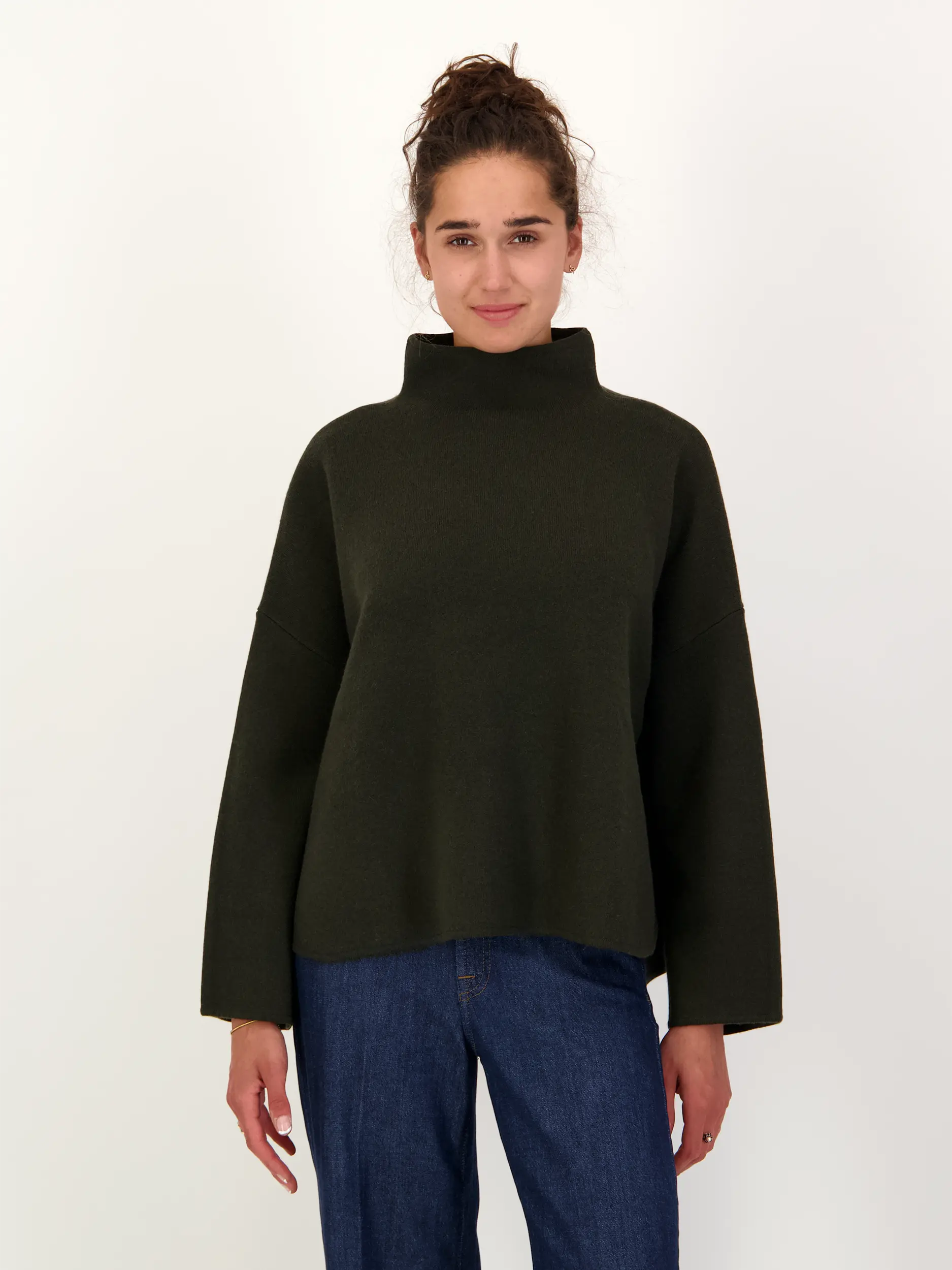 Pullover aus Wolle langarm - Artikel Vorderseite getragen von einem Modell - Farbe: Grün