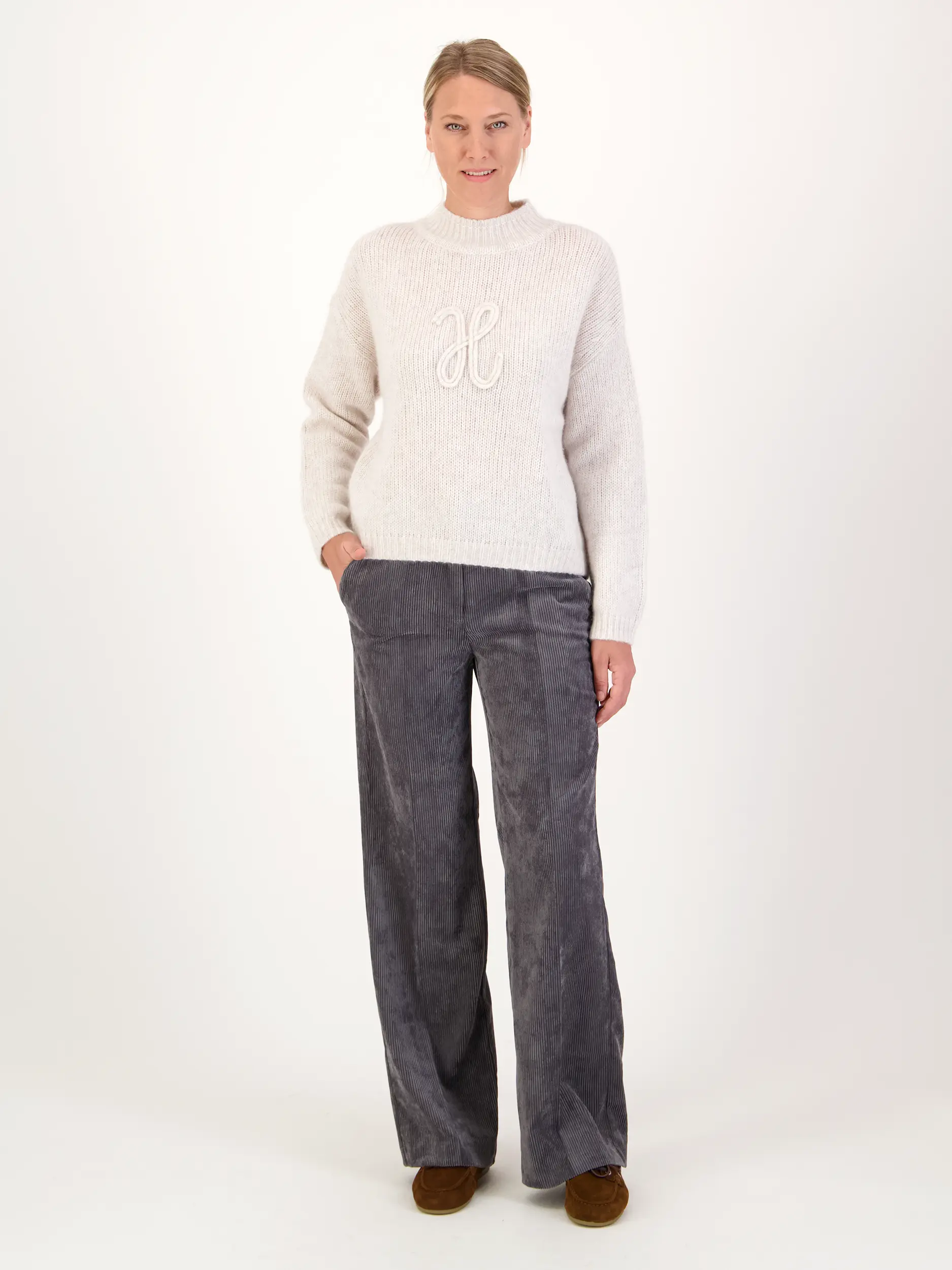 Pullover aus Kaschmir langarm - Artikel Teil eines Outfits getragen von einem Modell - Farbe: Creme