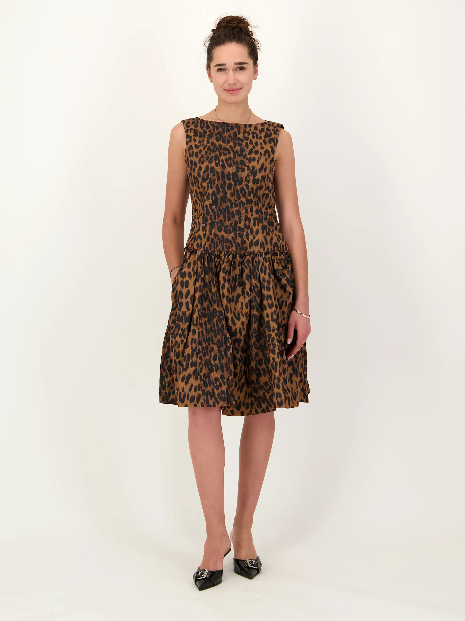 Midi Kleid ärmellos - Artikel Vorderseite getragen von einem Modell - Farbe: Braun