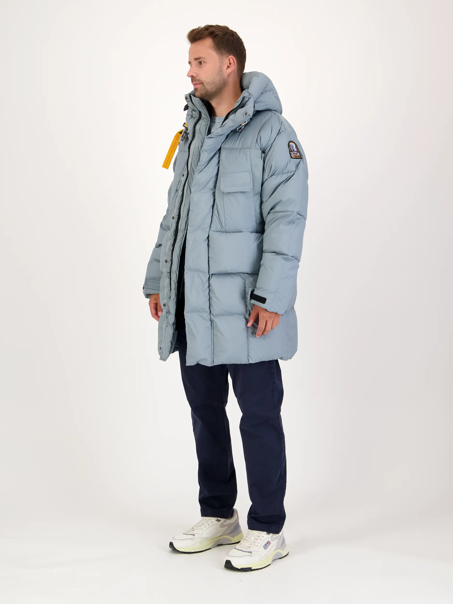 Parka 'Bold' - Artikel Teil eines Outfits getragen von einem Modell - Farbe: Blau