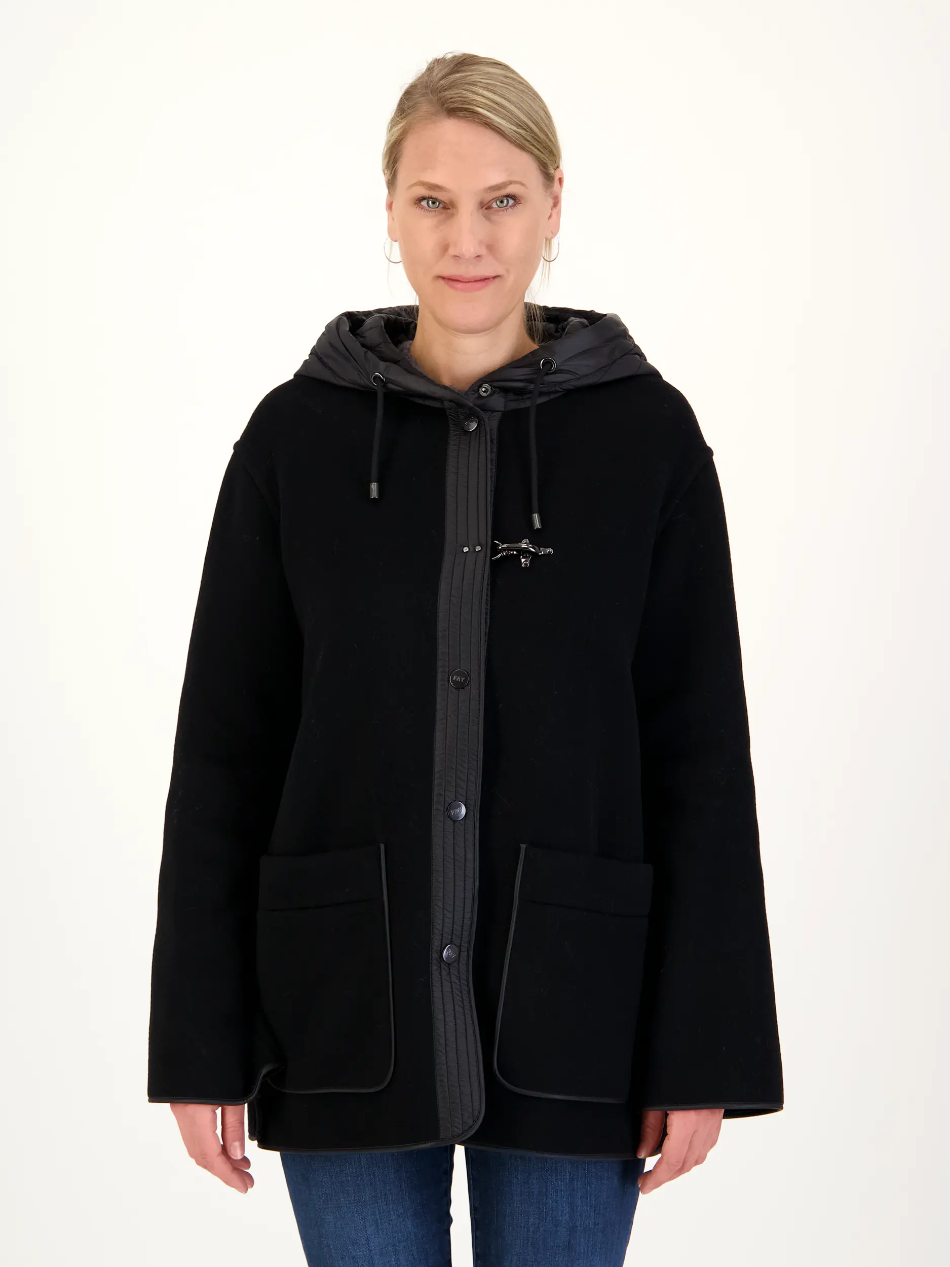 Wolljacke - Artikel Vorderseite getragen von einem Modell - Farbe: Schwarz