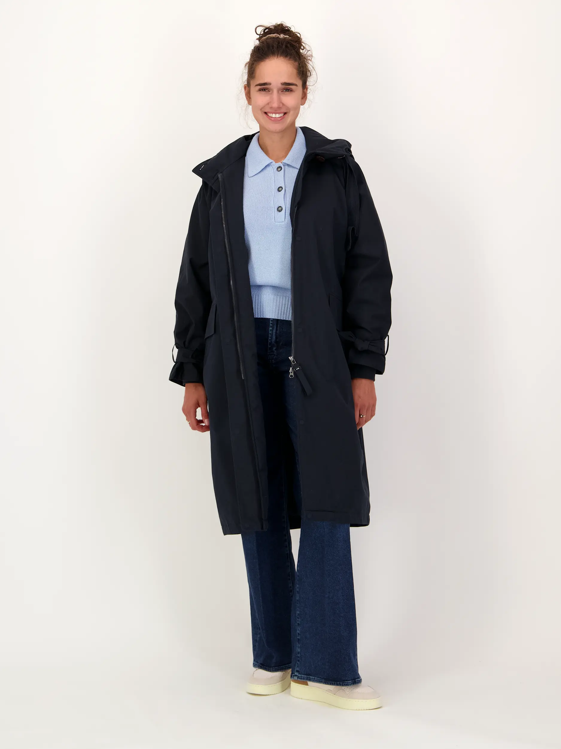 Pullover aus Wolle langarm - Artikel Teil eines Outfits getragen von einem Modell - Farbe: Blau