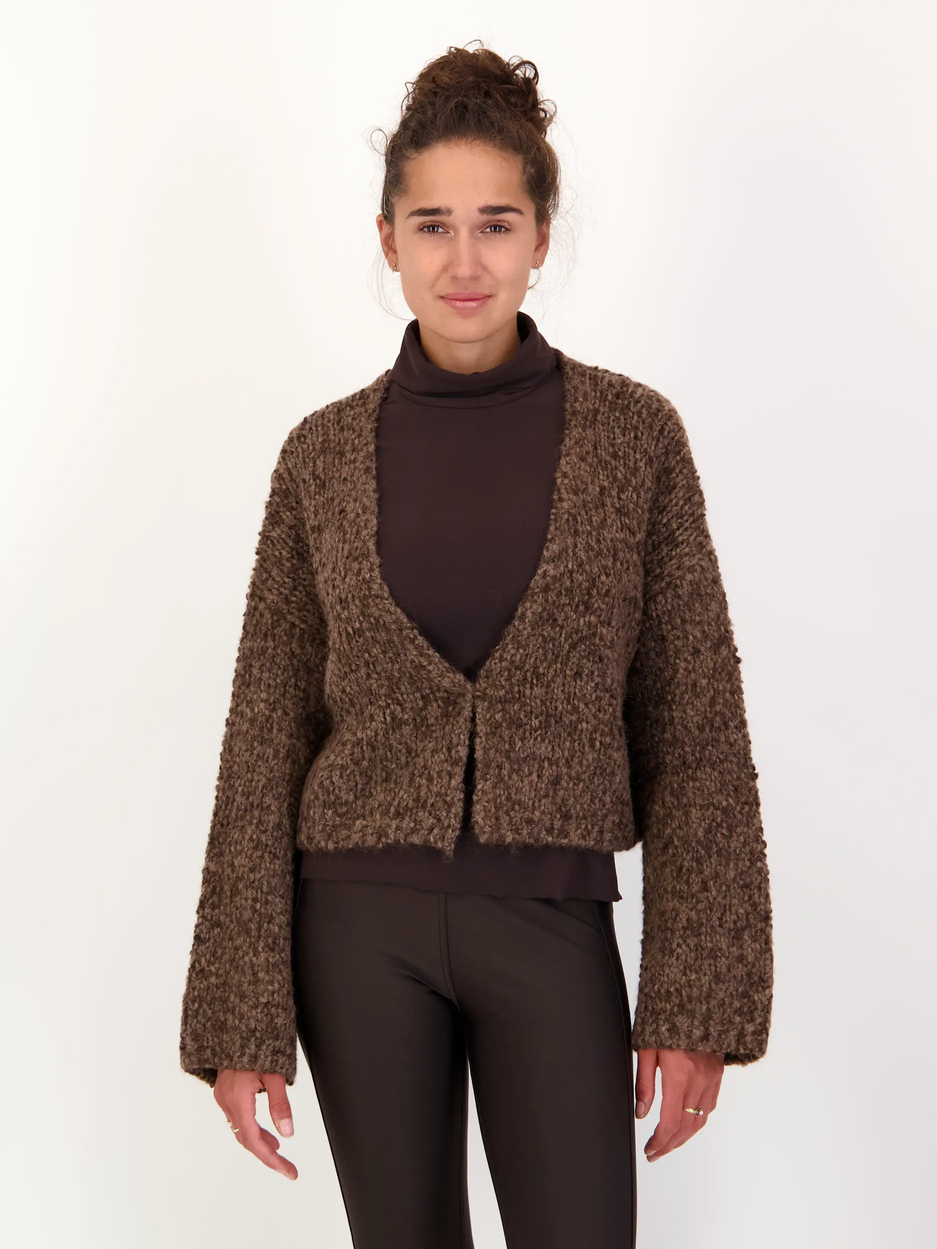 Strickjacke 'Friedi' langarm - Artikel Vorderseite getragen von einem Modell - Farbe: Braun