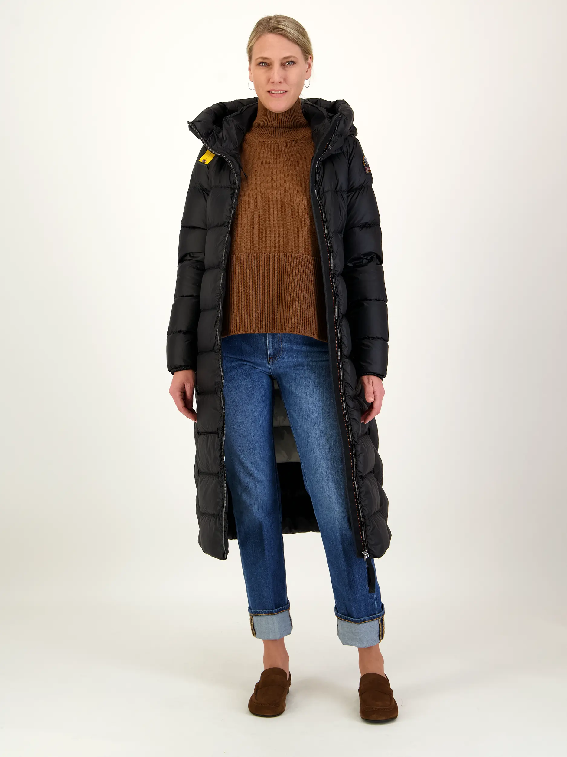 Mid Rise Slim Fit Jeans 'Coco' - Artikel Teil eines Outfits getragen von einem Modell