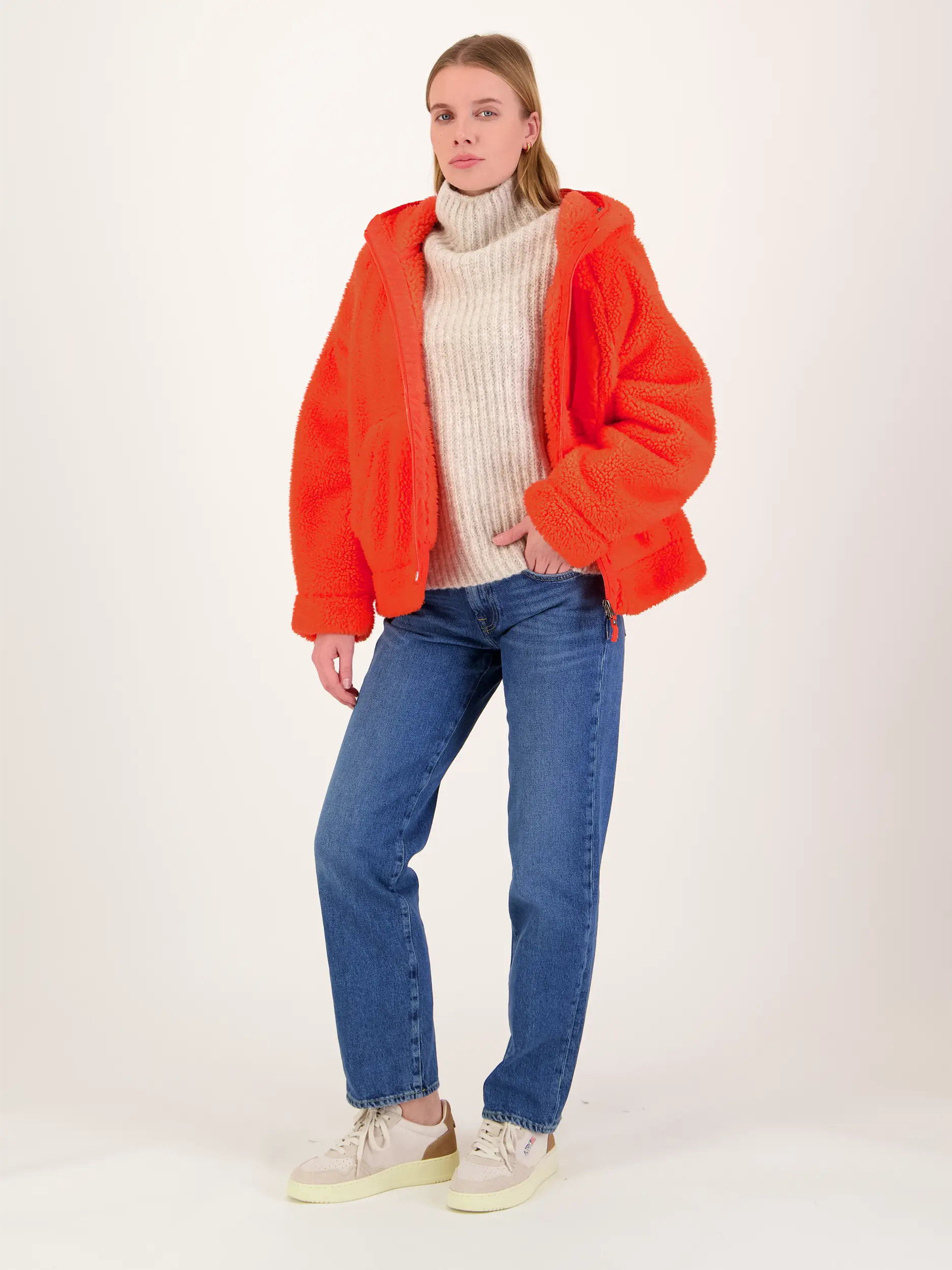 Teddyfelljacke 'Creamy' - Artikel Teil eines Outfits getragen von einem Modell - Farbe: Orange