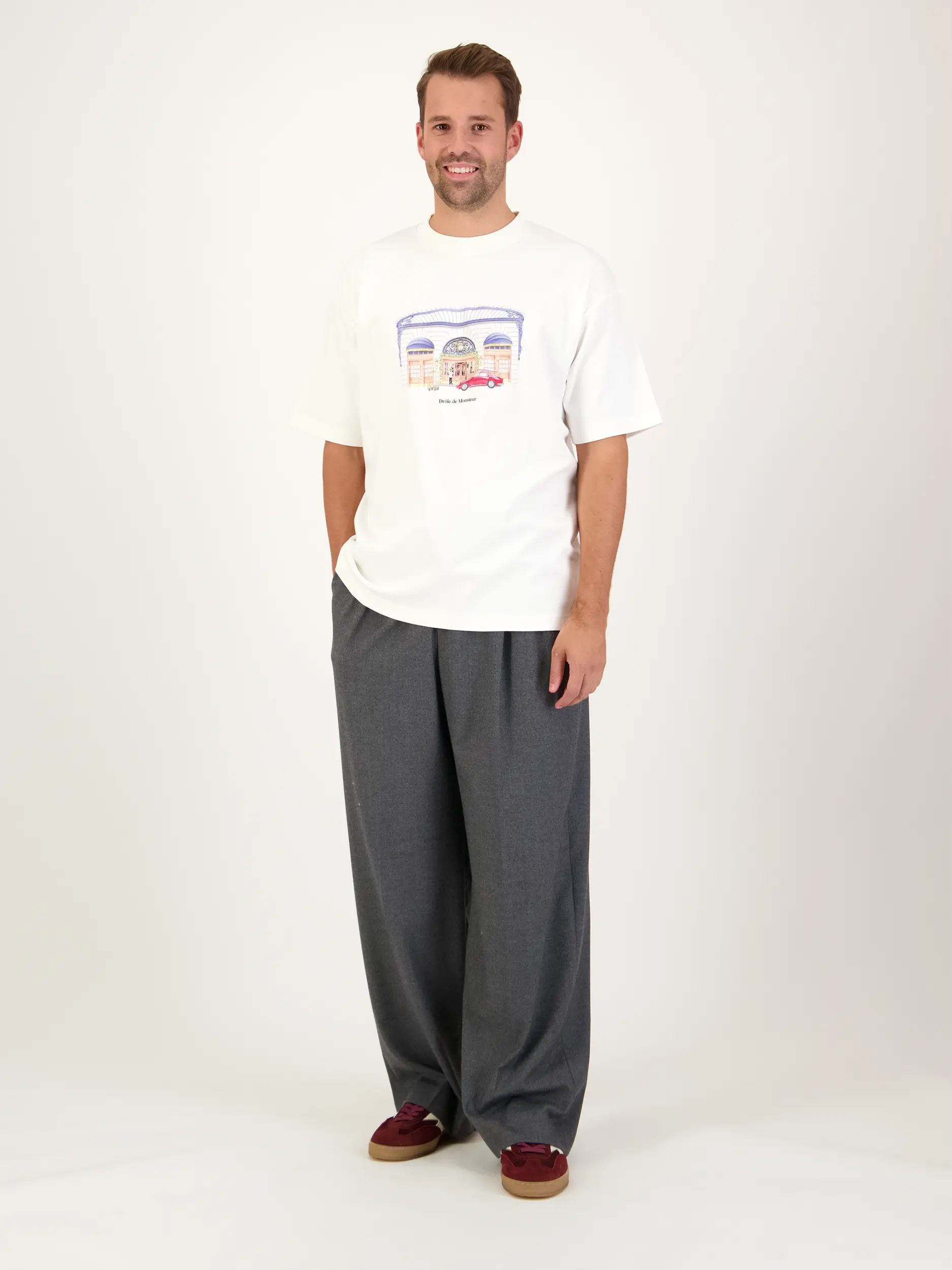 T-Shirt 'Drôle Palace' - Artikel Teil eines Outfits getragen von einem Modell - Farbe: Beige