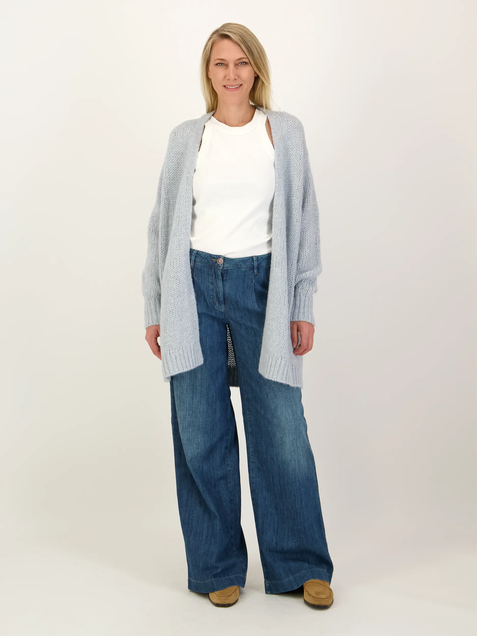 Top - Artikel Teil eines Outfits getragen von einem Modell