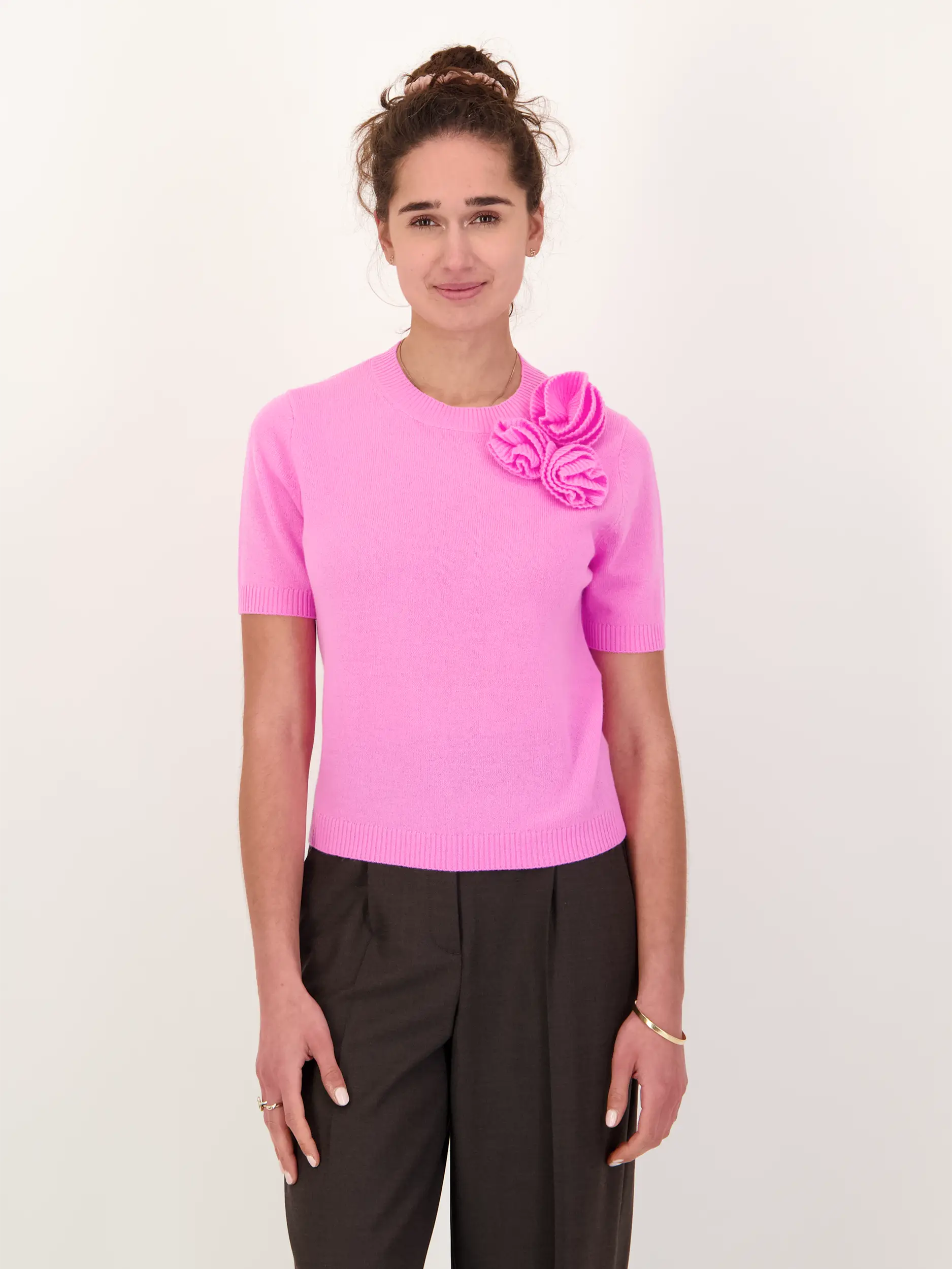 Pullover aus Wolle mit Blumenstickerei kurzarm - Artikel Vorderseite getragen von einem Modell - Farbe: Rosa&Pink
