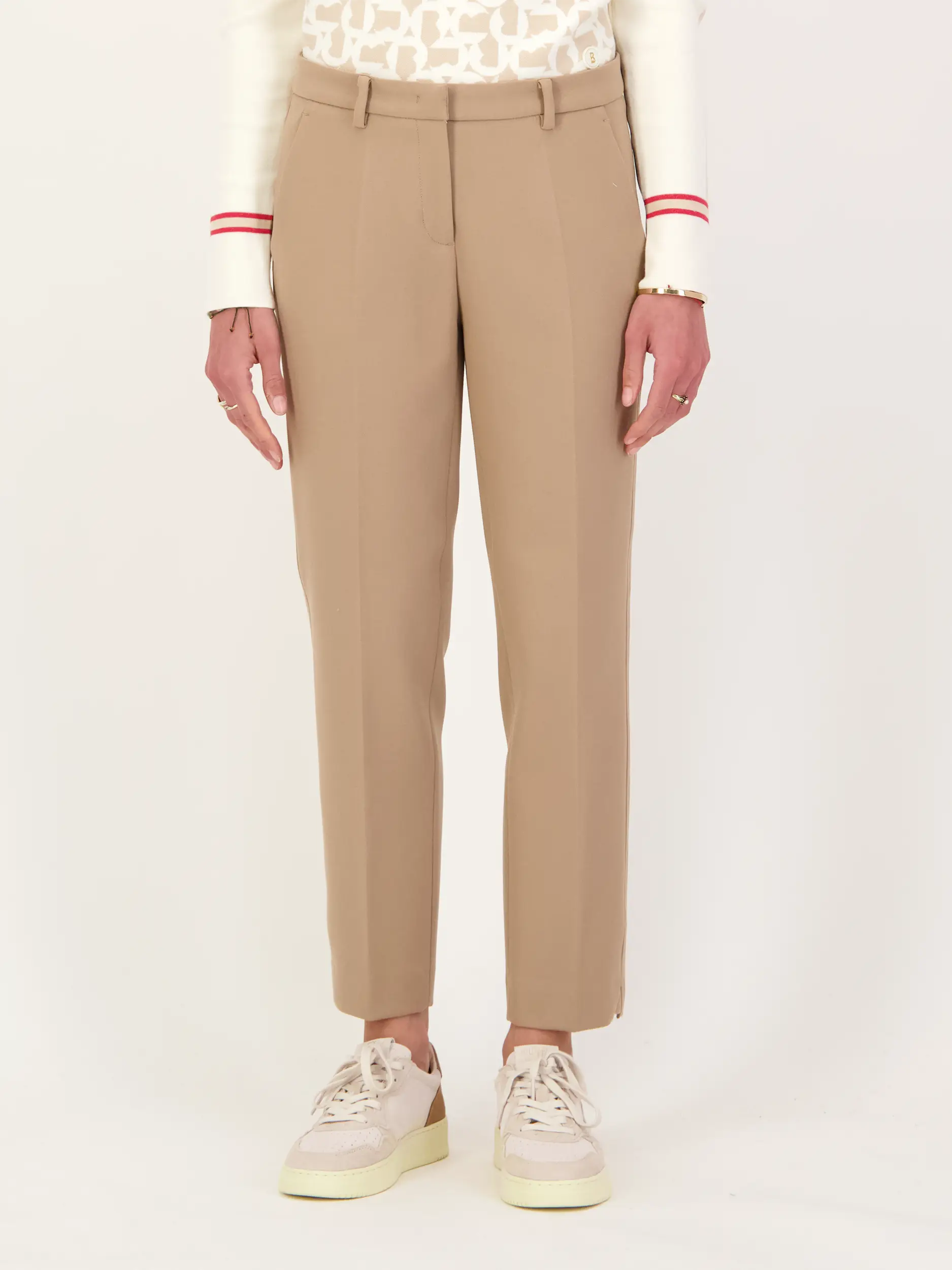 Bundfaltenhose 'Krystal' - Artikel Vorderseite getragen von einem Modell - Farbe: Beige