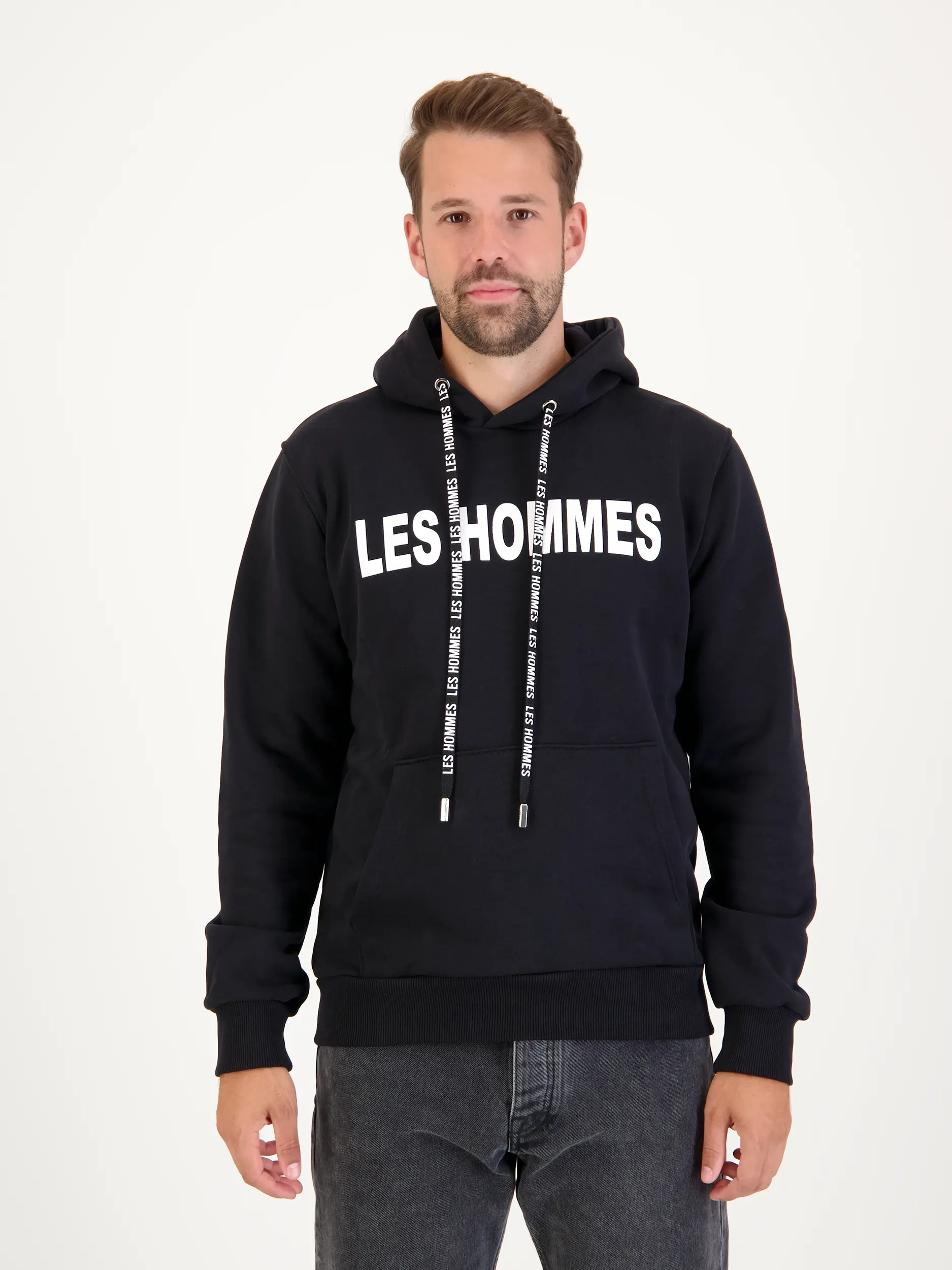 Sweatshirt - Artikel Vorderseite getragen von einem Modell - Farbe: Schwarz