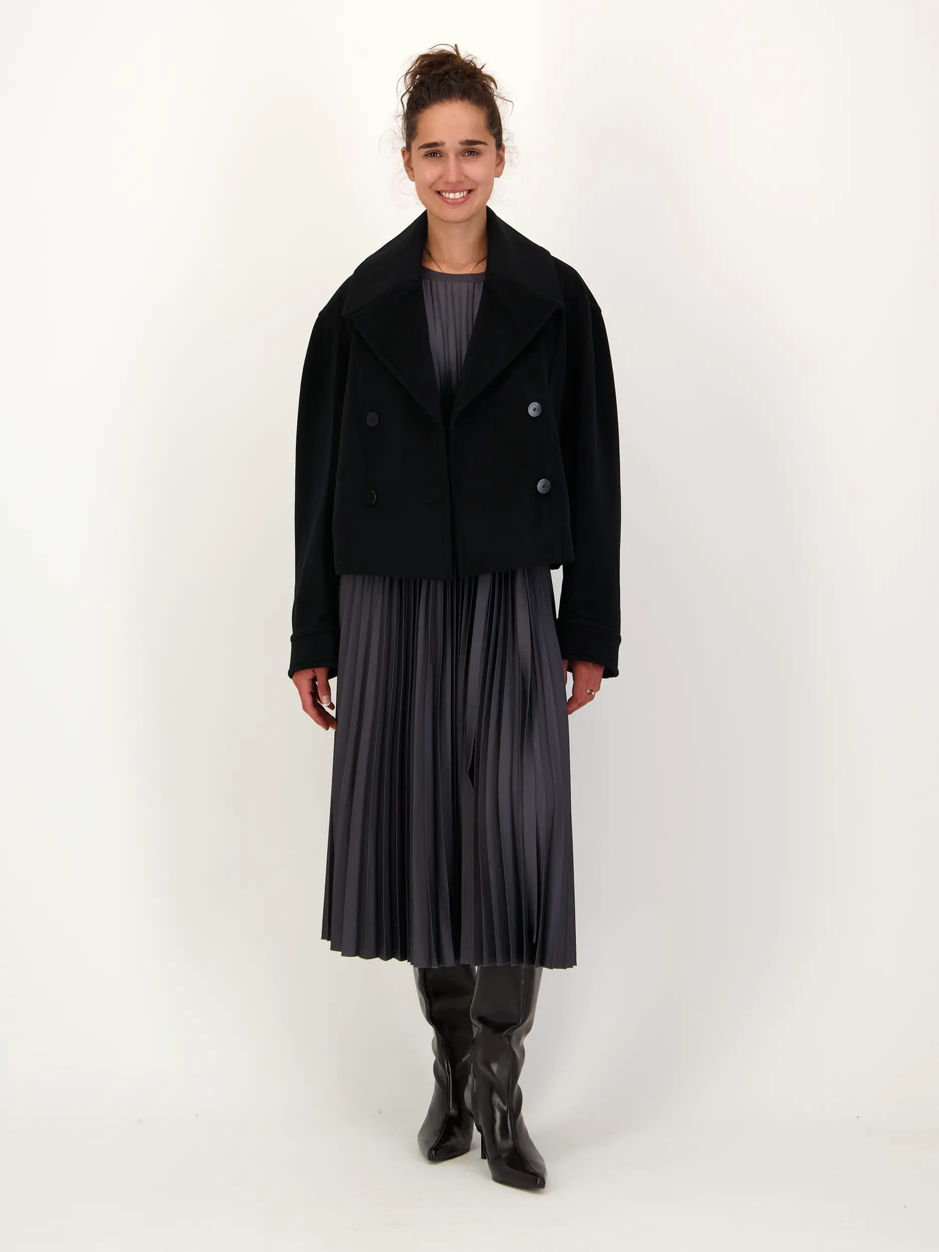 Jacke aus Wolle - Artikel Teil eines Outfits getragen von einem Modell - Farbe: Schwarz