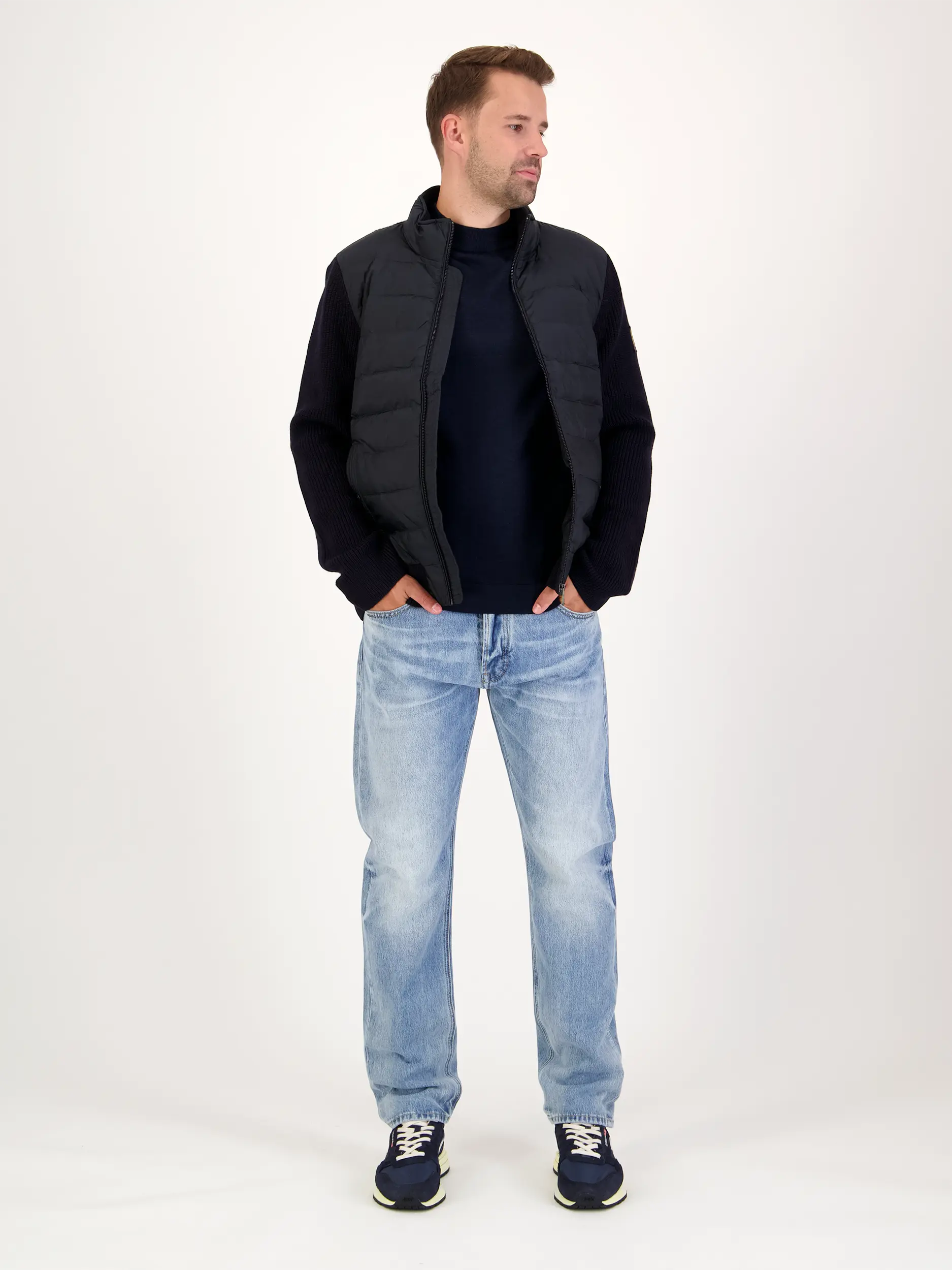 Strickjacke 'Circuiteercardigan' Steppfront - Artikel Teil eines Outfits getragen von einem Modell - Farbe: Blau